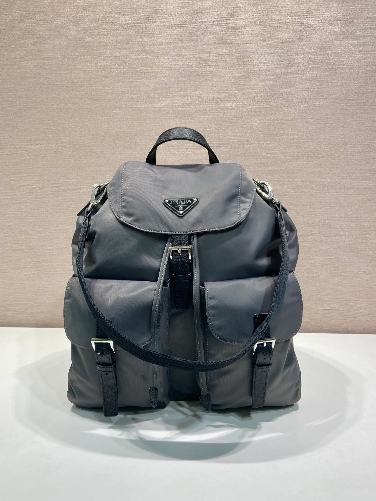 💰1360🎉New Backpack🎉2VZ110A Mercury Gray🎉🎉 This Re-Nylon backpack is designed with classic nylon fabric, top-grade hardware, and integrated with innovative and practical elements, presenting a refined and timeless style. Equipped with a detachable shoulder strap, it can be used interchangeably on different occasions. The upper body effect is very fashionable and elegant, and it is a popular style that will never go out of style🎉Hurry up and get it🎉🎉 Length 34x Height 39x Bottom 15cm🎉🎉🎉🎉👏👏👏