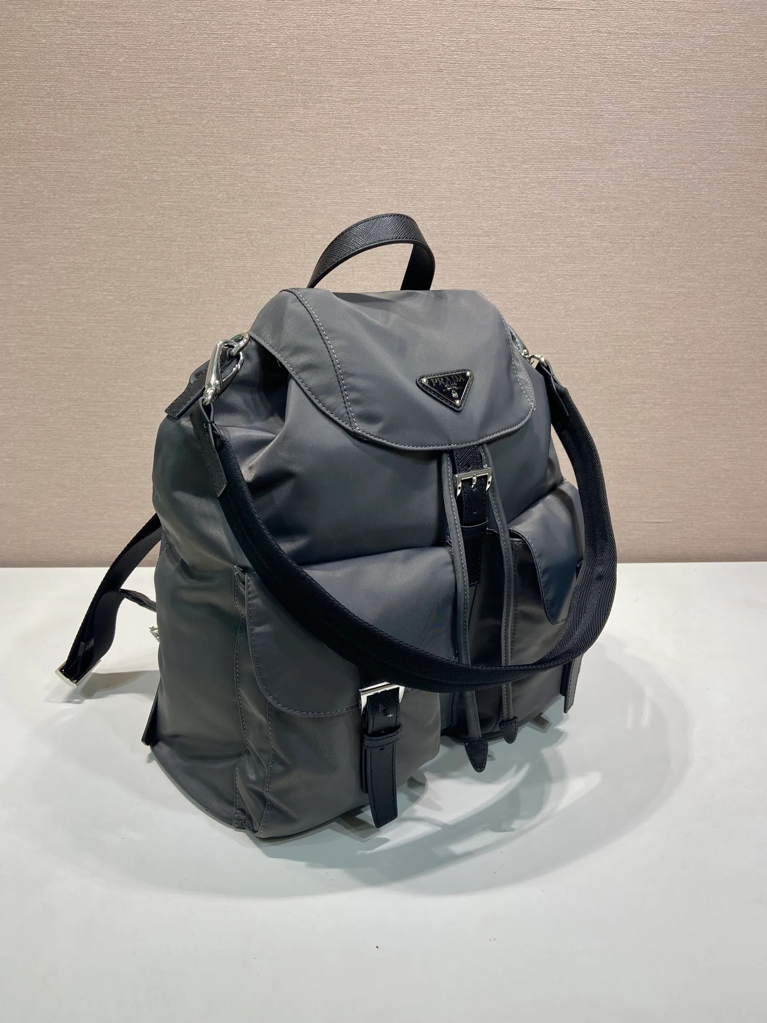 💰1360🎉New Backpack🎉2VZ110A Mercury Gray🎉🎉 This Re-Nylon backpack is designed with classic nylon fabric, top-grade hardware, and integrated with innovative and practical elements, presenting a refined and timeless style. Equipped with a detachable shoulder strap, it can be used interchangeably on different occasions. The upper body effect is very fashionable and elegant, and it is a popular style that will never go out of style🎉Hurry up and get it🎉🎉 Length 34x Height 39x Bottom 15cm🎉🎉🎉🎉👏👏👏