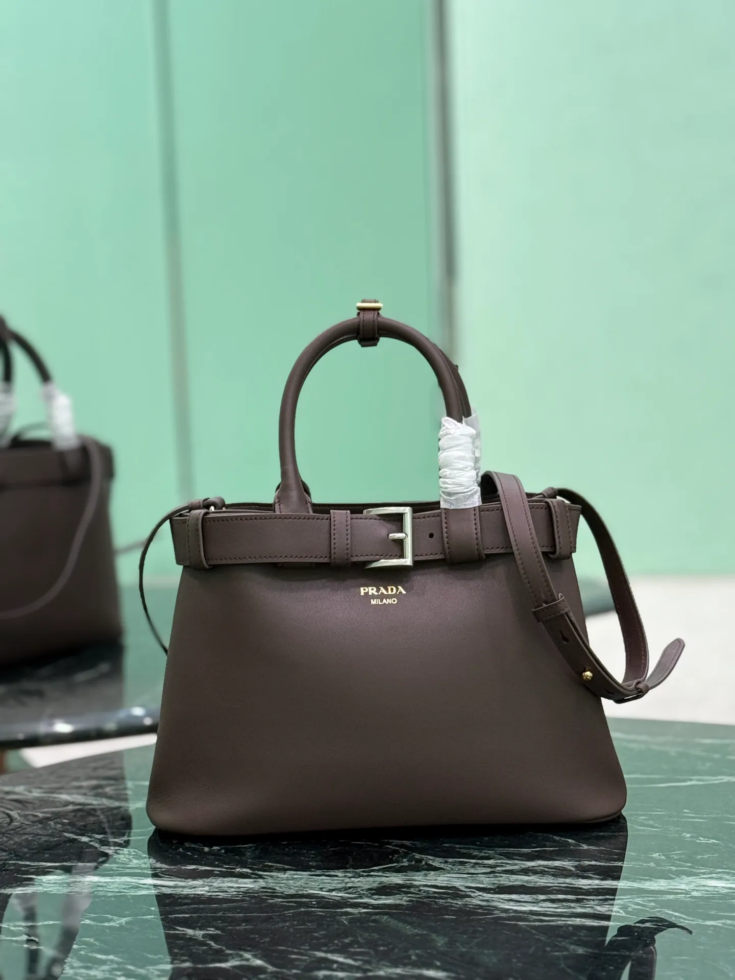 💰2000🌟 Drawstring handbag (small size) 2024 new DoubleBag shopping bag Double series imported cowhide, with full sheepskin interior, elegant and simple bag design with printed letter logo on the front, logo portable shoulder strap with adjustable length, three built-in compartments, middle inner pocket, and the unique design of the large leather belt is full of vitality! Size: 32Ｘ23︸11CM Style number: 1BA434