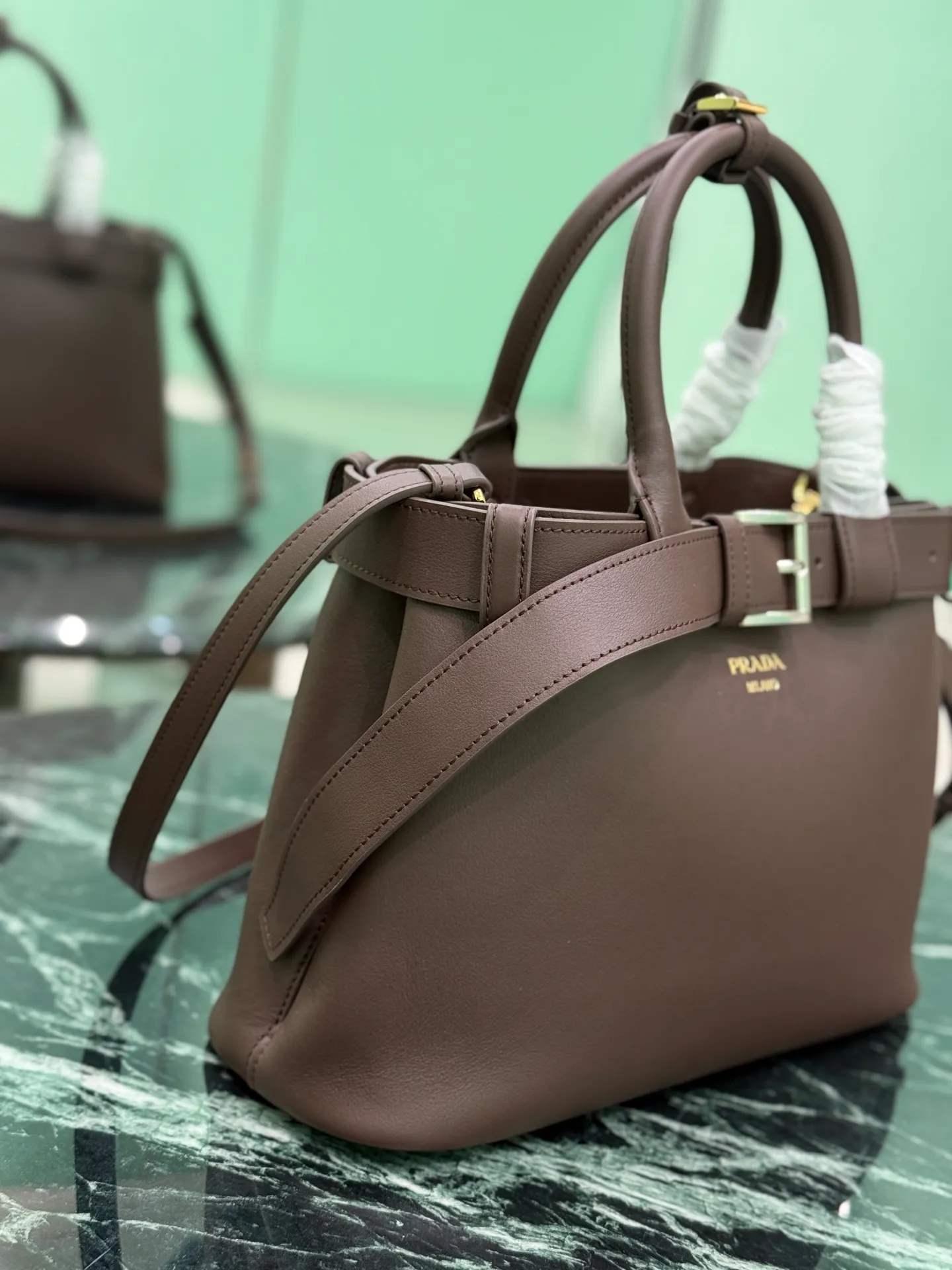 💰2000🌟 Drawstring handbag (small size) 2024 new DoubleBag shopping bag Double series imported cowhide, with full sheepskin interior, elegant and simple bag design with printed letter logo on the front, logo portable shoulder strap with adjustable length, three built-in compartments, middle inner pocket, and the unique design of the large leather belt is full of vitality! Size: 32Ｘ23︸11CM Style number: 1BA434