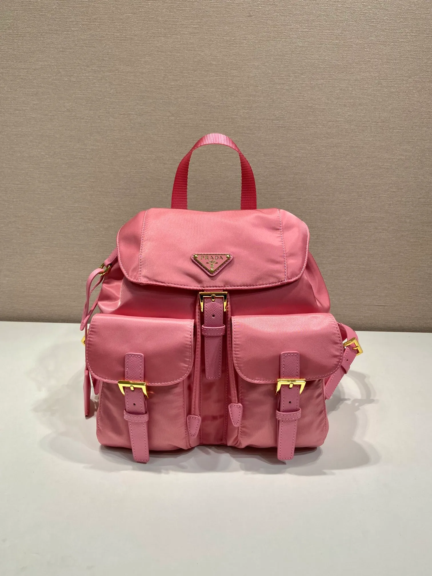 💰1000🎉Gold buckle classic backpack🎉1BZ677 gold hardware🎉🎉 This practical and innovative backpack is made of imported nylon fabric, adjustable shoulder straps and woven handles, removable Re-Edition leather key ring, front buckle flap pocket, enameled metal triangle logo on the flap, drawstring closure, logo-printed Re-Nylon lining with two interior pockets, one of which is zippered and has a large room. Classic and practical, it is a popular style that will never go out of style🎉🎉 Length 23.5x Height 28x Bottom 12cm🎉🎉🎉👏👏👏