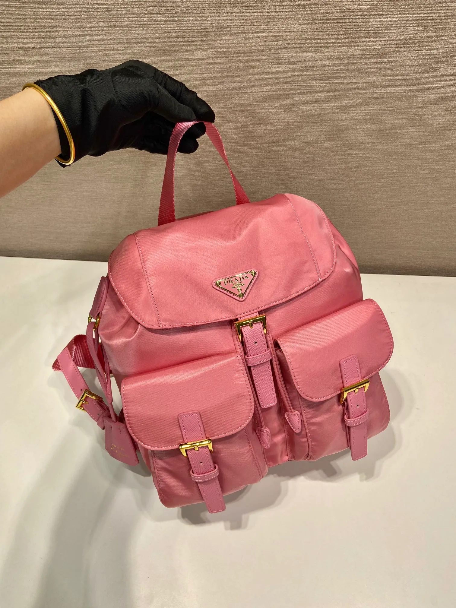 💰1000🎉Gold buckle classic backpack🎉1BZ677 gold hardware🎉🎉 This practical and innovative backpack is made of imported nylon fabric, adjustable shoulder straps and woven handles, removable Re-Edition leather key ring, front buckle flap pocket, enameled metal triangle logo on the flap, drawstring closure, logo-printed Re-Nylon lining with two interior pockets, one of which is zippered and has a large room. Classic and practical, it is a popular style that will never go out of style🎉🎉 Length 23.5x Height 28x Bottom 12cm🎉🎉🎉👏👏👏