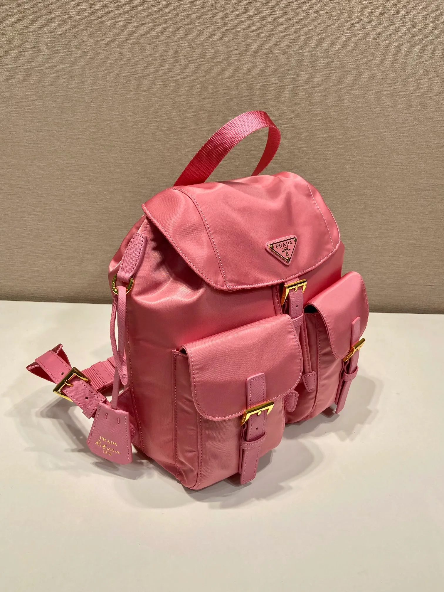 💰1000🎉Gold buckle classic backpack🎉1BZ677 gold hardware🎉🎉 This practical and innovative backpack is made of imported nylon fabric, adjustable shoulder straps and woven handles, removable Re-Edition leather key ring, front buckle flap pocket, enameled metal triangle logo on the flap, drawstring closure, logo-printed Re-Nylon lining with two interior pockets, one of which is zippered and has a large room. Classic and practical, it is a popular style that will never go out of style🎉🎉 Length 23.5x Height 28x Bottom 12cm🎉🎉🎉👏👏👏