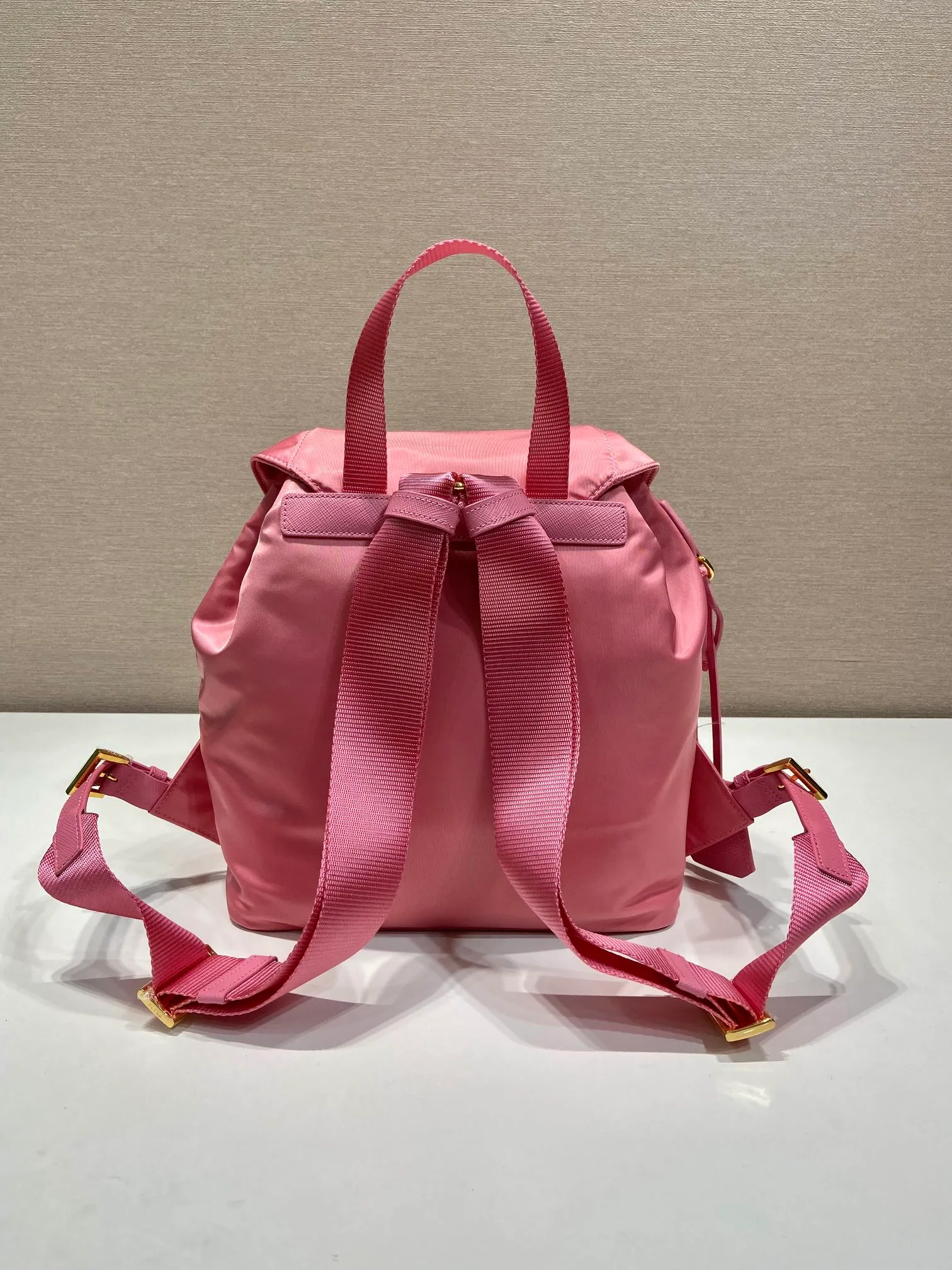 💰1000🎉Gold buckle classic backpack🎉1BZ677 gold hardware🎉🎉 This practical and innovative backpack is made of imported nylon fabric, adjustable shoulder straps and woven handles, removable Re-Edition leather key ring, front buckle flap pocket, enameled metal triangle logo on the flap, drawstring closure, logo-printed Re-Nylon lining with two interior pockets, one of which is zippered and has a large room. Classic and practical, it is a popular style that will never go out of style🎉🎉 Length 23.5x Height 28x Bottom 12cm🎉🎉🎉👏👏👏