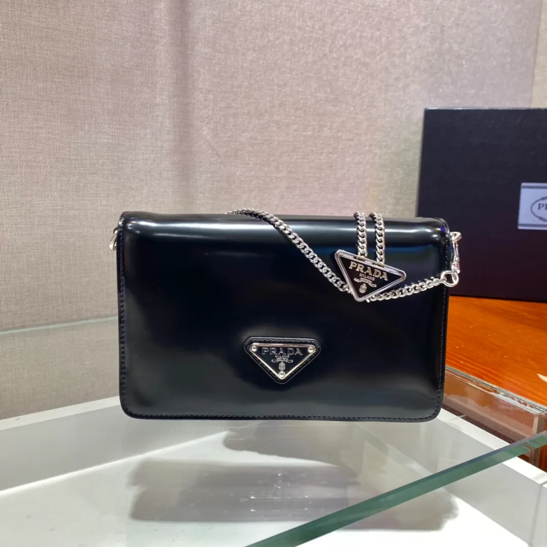 💰1300🎉New necklace bag🎉1BD307🎉🎉 This shoulder bag is made of traditional shiny leather, creating a simple silhouette, with a full sheepskin interior👏 adding a touch of exquisite texture. The iconic triangle logo originally adorned Mario's design. I love this detachable and adjustable chain shoulder strap (110cm long), which can also be used as a necklace decoration with clothes. The triangle mark in the middle is adjustable😘😘It’s so beautiful😘😘One pack can be used for two purposes👏👏Hurry up and get it🎉🎉 Length 19x Height 10.5x Bottom 3.5cm