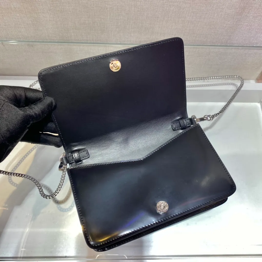 💰1300🎉New necklace bag🎉1BD307🎉🎉 This shoulder bag is made of traditional shiny leather, creating a simple silhouette, with a full sheepskin interior👏 adding a touch of exquisite texture. The iconic triangle logo originally adorned Mario's design. I love this detachable and adjustable chain shoulder strap (110cm long), which can also be used as a necklace decoration with clothes. The triangle mark in the middle is adjustable😘😘It’s so beautiful😘😘One pack can be used for two purposes👏👏Hurry up and get it🎉🎉 Length 19x Height 10.5x Bottom 3.5cm