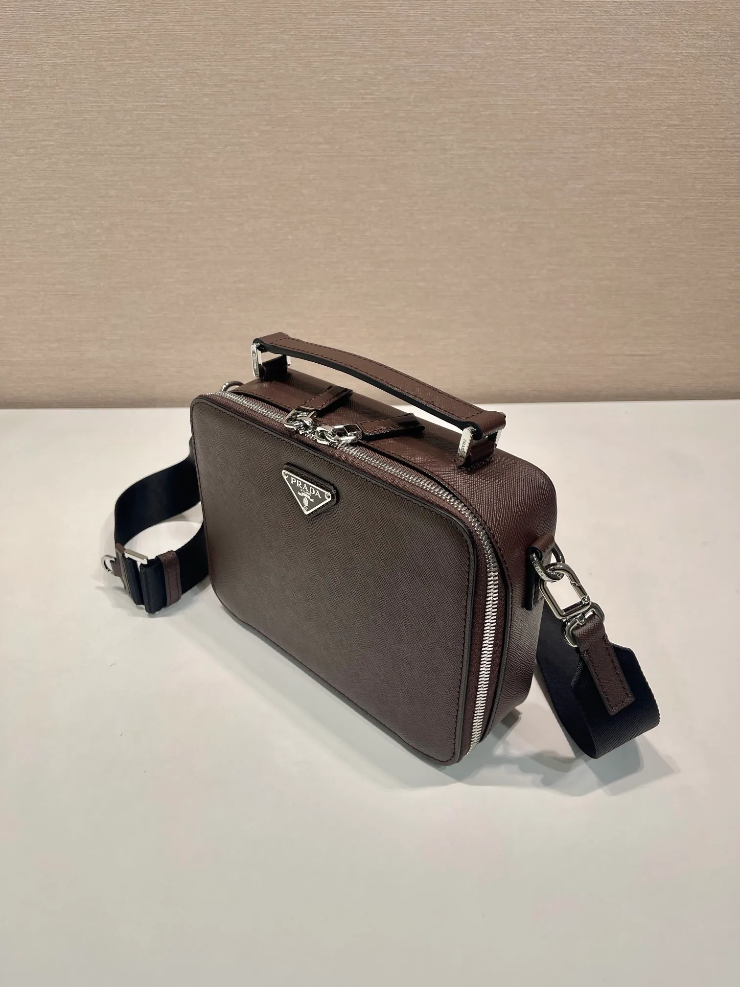 💰1640🎉Upgrade board🎉2VH069 dark coffee color🎉🎉 This Brique handbag is made of Saffiano leather, and its simple lines highlight a striking style. The iconic Saffiano leather material is synonymous with luxury and a status symbol of traditional Italian leather goods manufacturing craftsmanship. This handbag has an elegant design, equipped with handles and a detachable long nylon shoulder strap, which is more simple and elegant. Get it now🎉🎉 Length 22x Height 16x Bottom 6cm