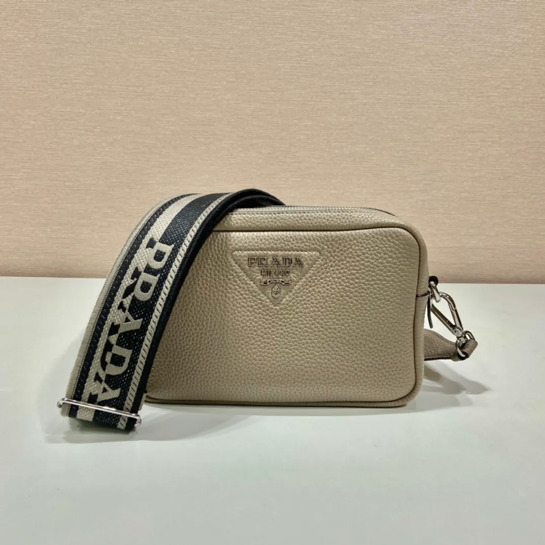 💰1700🎉New double shoulder strap🎉1BD082 double shoulder strap🎉 This double shoulder strap is made of imported deerskin grain cowhide and equipped with two interchangeable and adjustable long shoulder straps. The combination of fabric webbing and cowhide is perfect😘, versatile for mixing and matching different clothes on different occasions😘, large capacity, many compartments, super soft feel🎉Hurry up and get it🎉 Length 22x height 14x bottom 8cm🎉