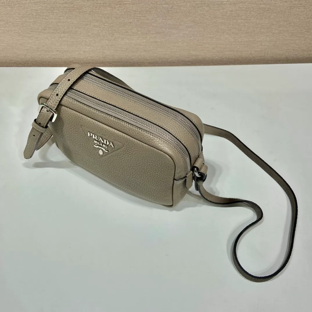 💰1700🎉New double shoulder strap🎉1BD082 double shoulder strap🎉 This double shoulder strap is made of imported deerskin grain cowhide and equipped with two interchangeable and adjustable long shoulder straps. The combination of fabric webbing and cowhide is perfect😘, versatile for mixing and matching different clothes on different occasions😘, large capacity, many compartments, super soft feel🎉Hurry up and get it🎉 Length 22x height 14x bottom 8cm🎉