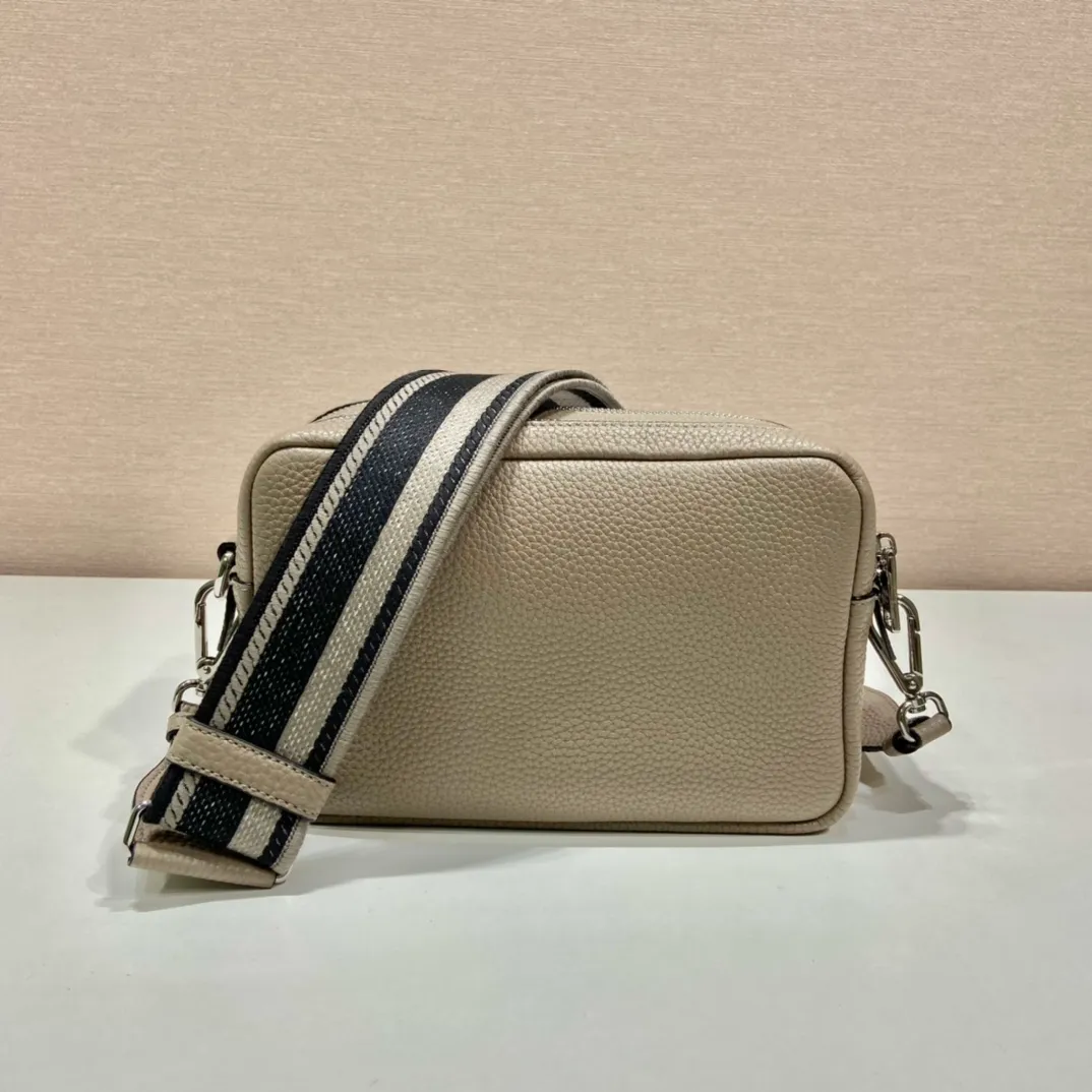 💰1700🎉New double shoulder strap🎉1BD082 double shoulder strap🎉 This double shoulder strap is made of imported deerskin grain cowhide and equipped with two interchangeable and adjustable long shoulder straps. The combination of fabric webbing and cowhide is perfect😘, versatile for mixing and matching different clothes on different occasions😘, large capacity, many compartments, super soft feel🎉Hurry up and get it🎉 Length 22x height 14x bottom 8cm🎉