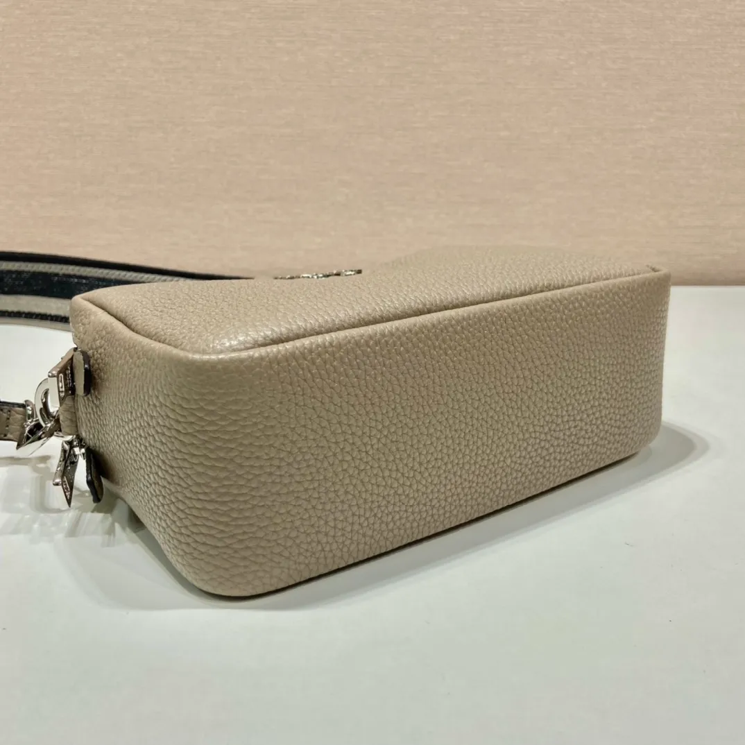 💰1700🎉New double shoulder strap🎉1BD082 double shoulder strap🎉 This double shoulder strap is made of imported deerskin grain cowhide and equipped with two interchangeable and adjustable long shoulder straps. The combination of fabric webbing and cowhide is perfect😘, versatile for mixing and matching different clothes on different occasions😘, large capacity, many compartments, super soft feel🎉Hurry up and get it🎉 Length 22x height 14x bottom 8cm🎉