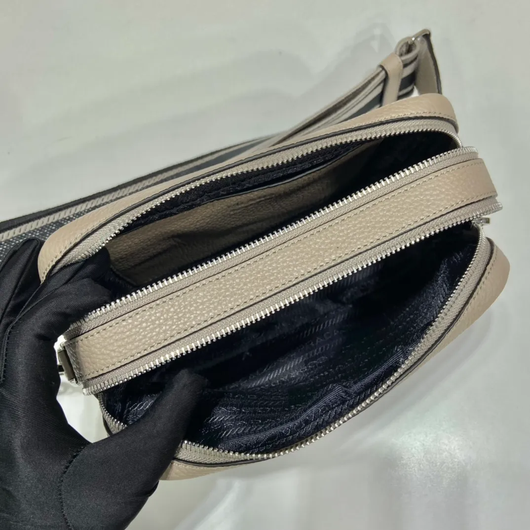 💰1700🎉New double shoulder strap🎉1BD082 double shoulder strap🎉 This double shoulder strap is made of imported deerskin grain cowhide and equipped with two interchangeable and adjustable long shoulder straps. The combination of fabric webbing and cowhide is perfect😘, versatile for mixing and matching different clothes on different occasions😘, large capacity, many compartments, super soft feel🎉Hurry up and get it🎉 Length 22x height 14x bottom 8cm🎉