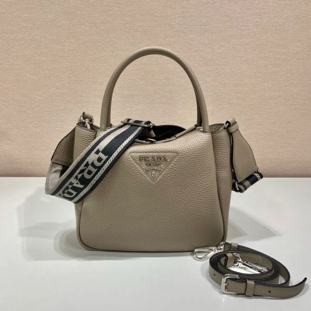 💰1840🎉New double shoulder strap🎉1BC145 double shoulder strap🎉Small size This double shoulder strap is made of imported deerskin grain cowhide and equipped with two interchangeable and adjustable long shoulder straps. The combination of fabric webbing and cowhide is perfect😘, versatile for mixing and matching different clothes on different occasions😘, large capacity, many compartments, super soft feel🎉Hurry up and get it🎉 Length 23x Height 21x Bottom 10cm🎉🎉🎉👏👏👏
