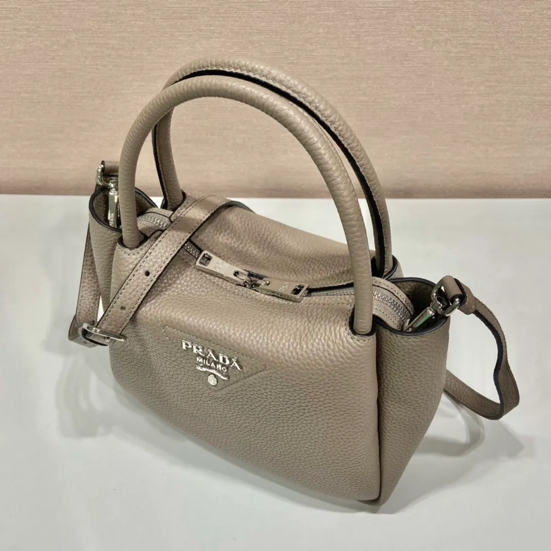 💰1840🎉New double shoulder strap🎉1BC145 double shoulder strap🎉Small size This double shoulder strap is made of imported deerskin grain cowhide and equipped with two interchangeable and adjustable long shoulder straps. The combination of fabric webbing and cowhide is perfect😘, versatile for mixing and matching different clothes on different occasions😘, large capacity, many compartments, super soft feel🎉Hurry up and get it🎉 Length 23x Height 21x Bottom 10cm🎉🎉🎉👏👏👏