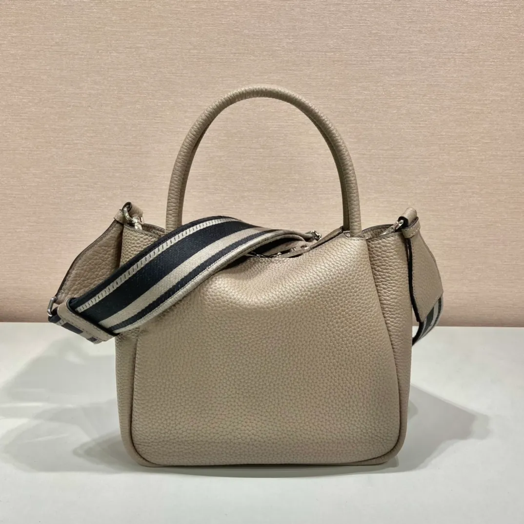 💰1840🎉New double shoulder strap🎉1BC145 double shoulder strap🎉Small size This double shoulder strap is made of imported deerskin grain cowhide and equipped with two interchangeable and adjustable long shoulder straps. The combination of fabric webbing and cowhide is perfect😘, versatile for mixing and matching different clothes on different occasions😘, large capacity, many compartments, super soft feel🎉Hurry up and get it🎉 Length 23x Height 21x Bottom 10cm🎉🎉🎉👏👏👏