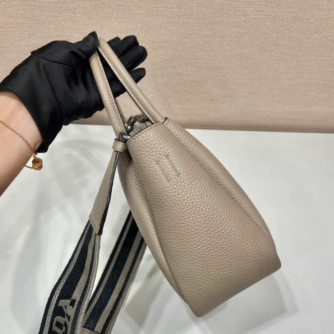 💰1840🎉New double shoulder strap🎉1BC145 double shoulder strap🎉Small size This double shoulder strap is made of imported deerskin grain cowhide and equipped with two interchangeable and adjustable long shoulder straps. The combination of fabric webbing and cowhide is perfect😘, versatile for mixing and matching different clothes on different occasions😘, large capacity, many compartments, super soft feel🎉Hurry up and get it🎉 Length 23x Height 21x Bottom 10cm🎉🎉🎉👏👏👏