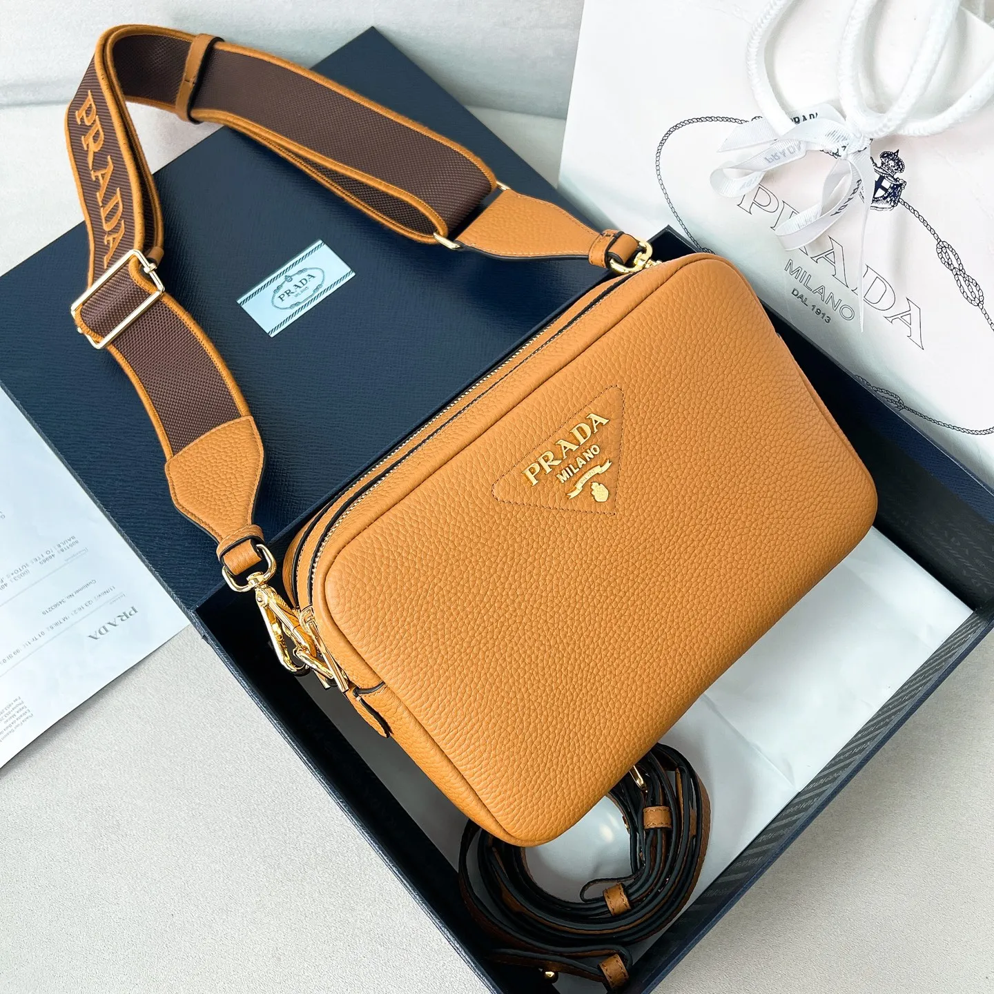 💰1700✨New product launch✨The latest pebbled shoulder bag with double zipper 1BH082 is carefully made of soft textured pebbled calfskin. The bag has a rounded and soft silhouette. Multi-functional detachable embroidered shoulder straps and leather shoulder straps. Double zipper compartments for more convenient storage. Outstanding and elegant style. Can be carried in hand, on one shoulder or crossbody. A handbag that perfectly blends classic heritage with the trend of the times. A must-have for fairies. Size 22*14.5*8.5cm