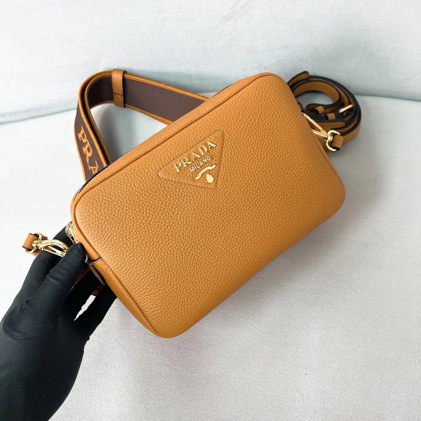 💰1700✨New product launch✨The latest pebbled shoulder bag with double zipper 1BH082 is carefully made of soft textured pebbled calfskin. The bag has a rounded and soft silhouette. Multi-functional detachable embroidered shoulder straps and leather shoulder straps. Double zipper compartments for more convenient storage. Outstanding and elegant style. Can be carried in hand, on one shoulder or crossbody. A handbag that perfectly blends classic heritage with the trend of the times. A must-have for fairies. Size 22*14.5*8.5cm