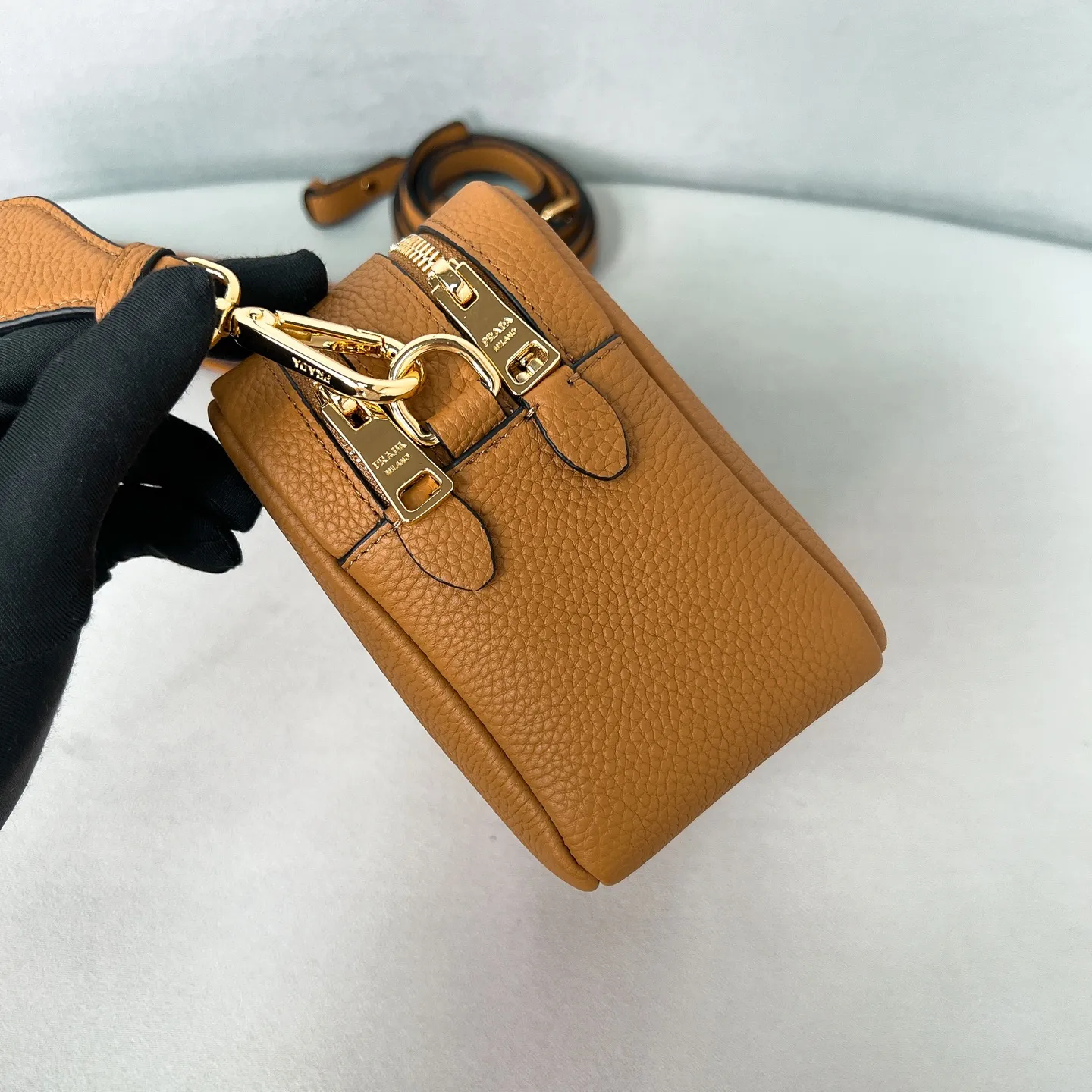 💰1700✨New product launch✨The latest pebbled shoulder bag with double zipper 1BH082 is carefully made of soft textured pebbled calfskin. The bag has a rounded and soft silhouette. Multi-functional detachable embroidered shoulder straps and leather shoulder straps. Double zipper compartments for more convenient storage. Outstanding and elegant style. Can be carried in hand, on one shoulder or crossbody. A handbag that perfectly blends classic heritage with the trend of the times. A must-have for fairies. Size 22*14.5*8.5cm