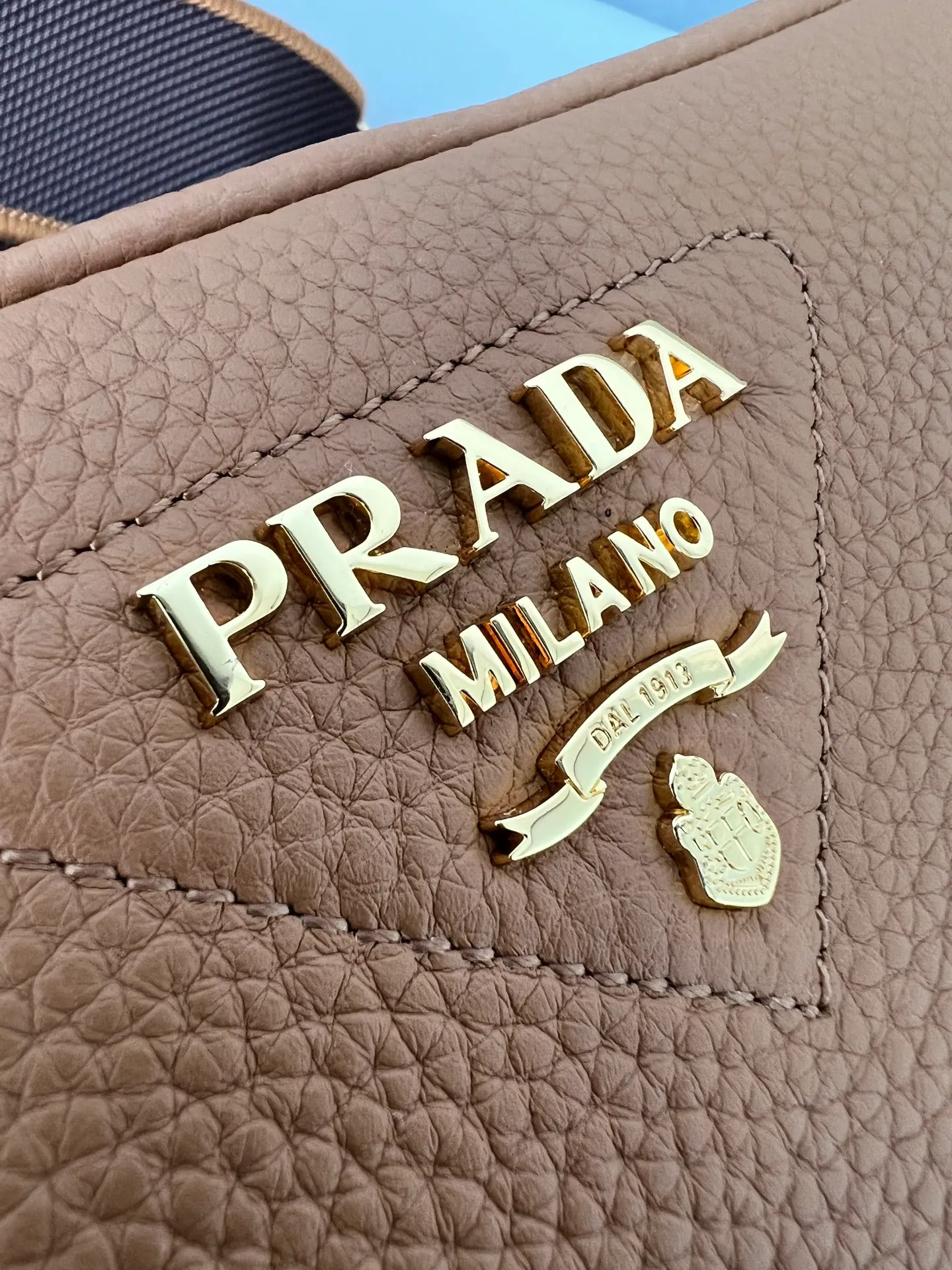 💰1700✨New product launch✨The latest pebbled shoulder bag with double zipper 1BH082 is carefully made of soft textured pebbled calfskin. The bag has a rounded and soft silhouette. Multi-functional detachable embroidered shoulder straps and leather shoulder straps. Double zipper compartments for more convenient storage. Outstanding and elegant style. Can be carried in hand, on one shoulder or crossbody. A handbag that perfectly blends classic heritage with the trend of the times. A must-have for fairies. Size 22*14.5*8.5cm