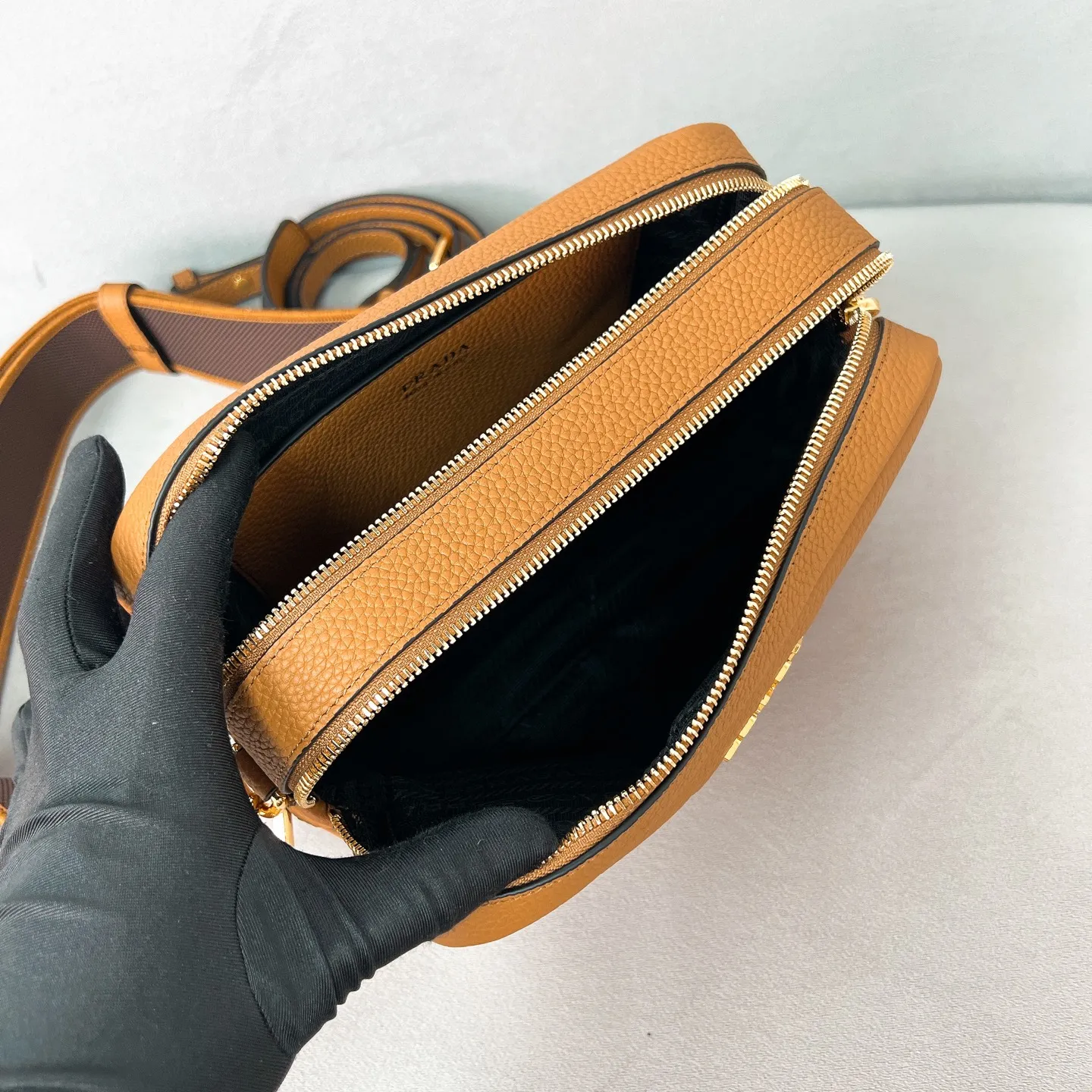 💰1700✨New product launch✨The latest pebbled shoulder bag with double zipper 1BH082 is carefully made of soft textured pebbled calfskin. The bag has a rounded and soft silhouette. Multi-functional detachable embroidered shoulder straps and leather shoulder straps. Double zipper compartments for more convenient storage. Outstanding and elegant style. Can be carried in hand, on one shoulder or crossbody. A handbag that perfectly blends classic heritage with the trend of the times. A must-have for fairies. Size 22*14.5*8.5cm