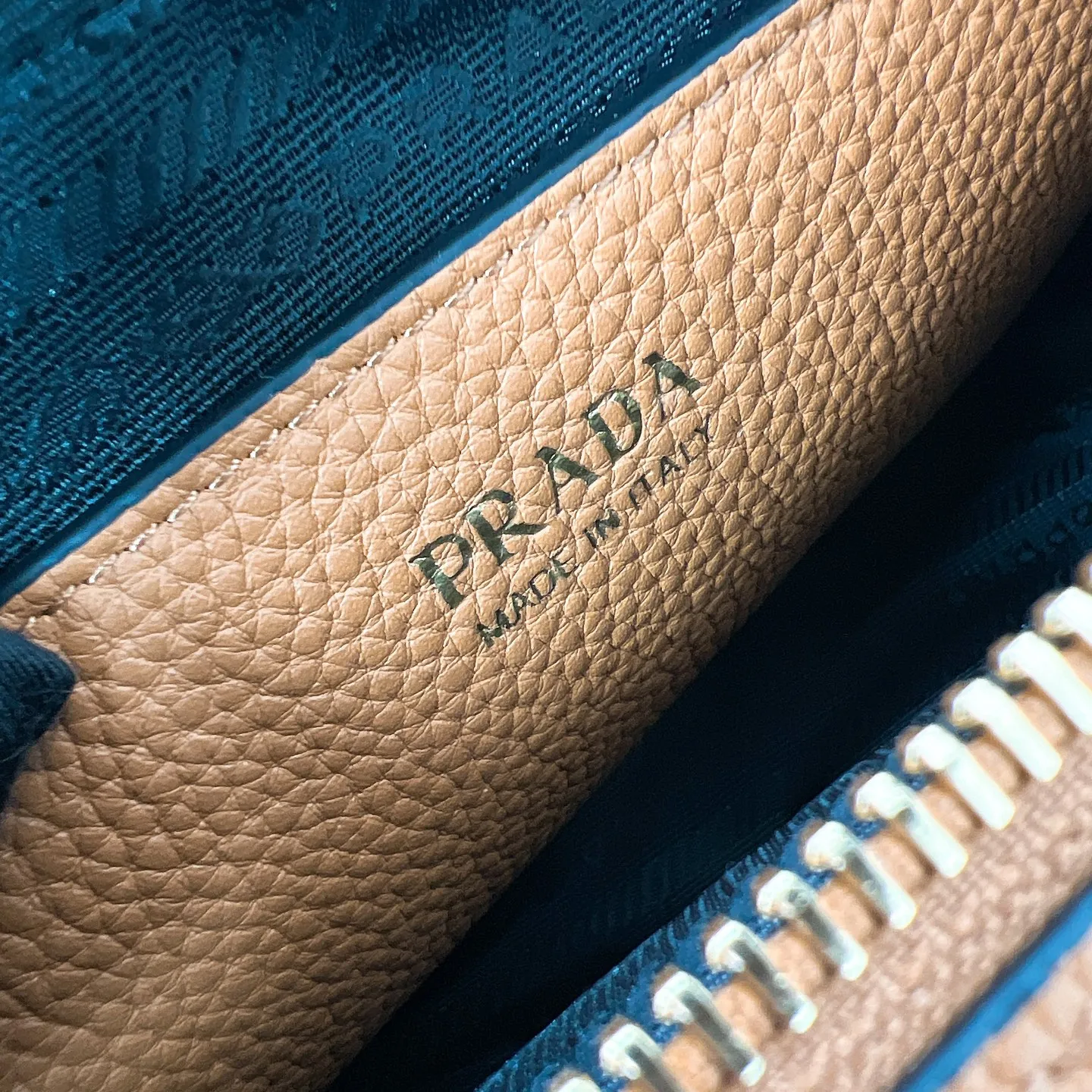 💰1700✨New product launch✨The latest pebbled shoulder bag with double zipper 1BH082 is carefully made of soft textured pebbled calfskin. The bag has a rounded and soft silhouette. Multi-functional detachable embroidered shoulder straps and leather shoulder straps. Double zipper compartments for more convenient storage. Outstanding and elegant style. Can be carried in hand, on one shoulder or crossbody. A handbag that perfectly blends classic heritage with the trend of the times. A must-have for fairies. Size 22*14.5*8.5cm