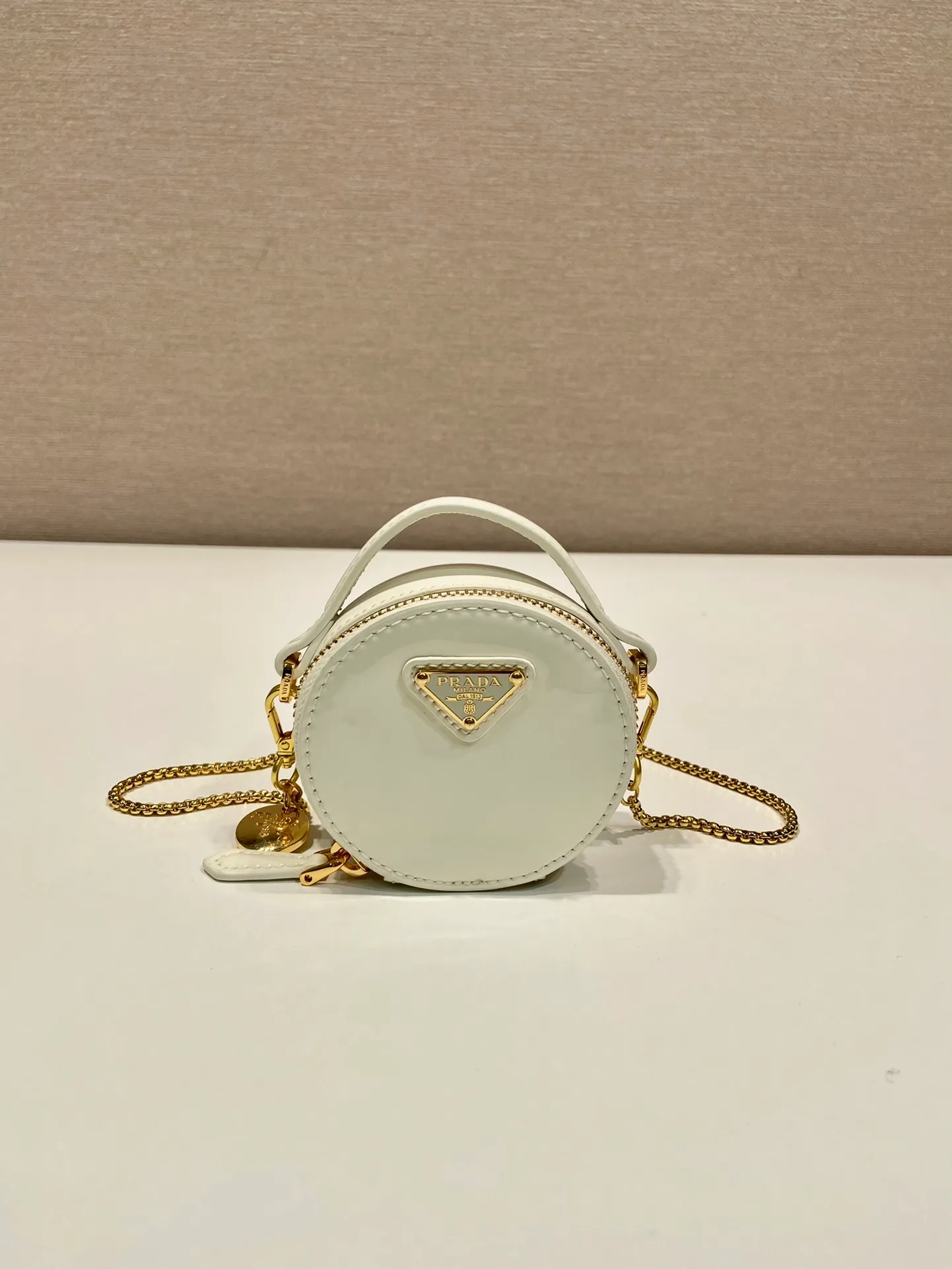 💰960🎉Patent leather round bag🎉1NR023🎉🎉 This round mini bag shows a modern and exquisite silhouette. It is made of glossy cowhide, decorated with sparkling metal hardware, and matched with an elegant detachable chain shoulder strap. It is so cute😍The upper body effect is very eye-catching, cute and cool, don’t you be tempted😗😗, beauties, hurry up and get it, it’s so beautiful and cute😋😋 Length 8x height 8x base 3.5cm🎉🎉🎉👏👏👏