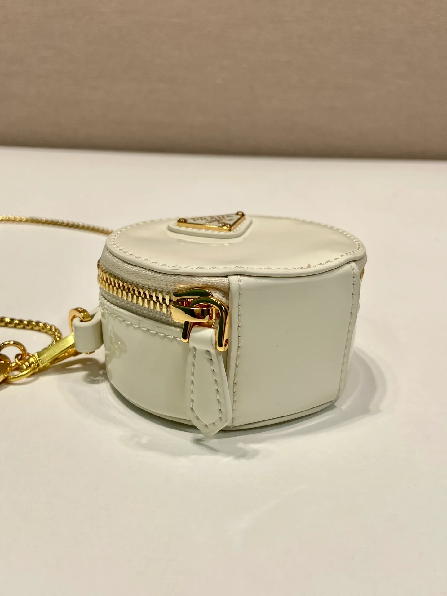 💰960🎉Patent leather round bag🎉1NR023🎉🎉 This round mini bag shows a modern and exquisite silhouette. It is made of glossy cowhide, decorated with sparkling metal hardware, and matched with an elegant detachable chain shoulder strap. It is so cute😍The upper body effect is very eye-catching, cute and cool, don’t you be tempted😗😗, beauties, hurry up and get it, it’s so beautiful and cute😋😋 Length 8x height 8x base 3.5cm🎉🎉🎉👏👏👏