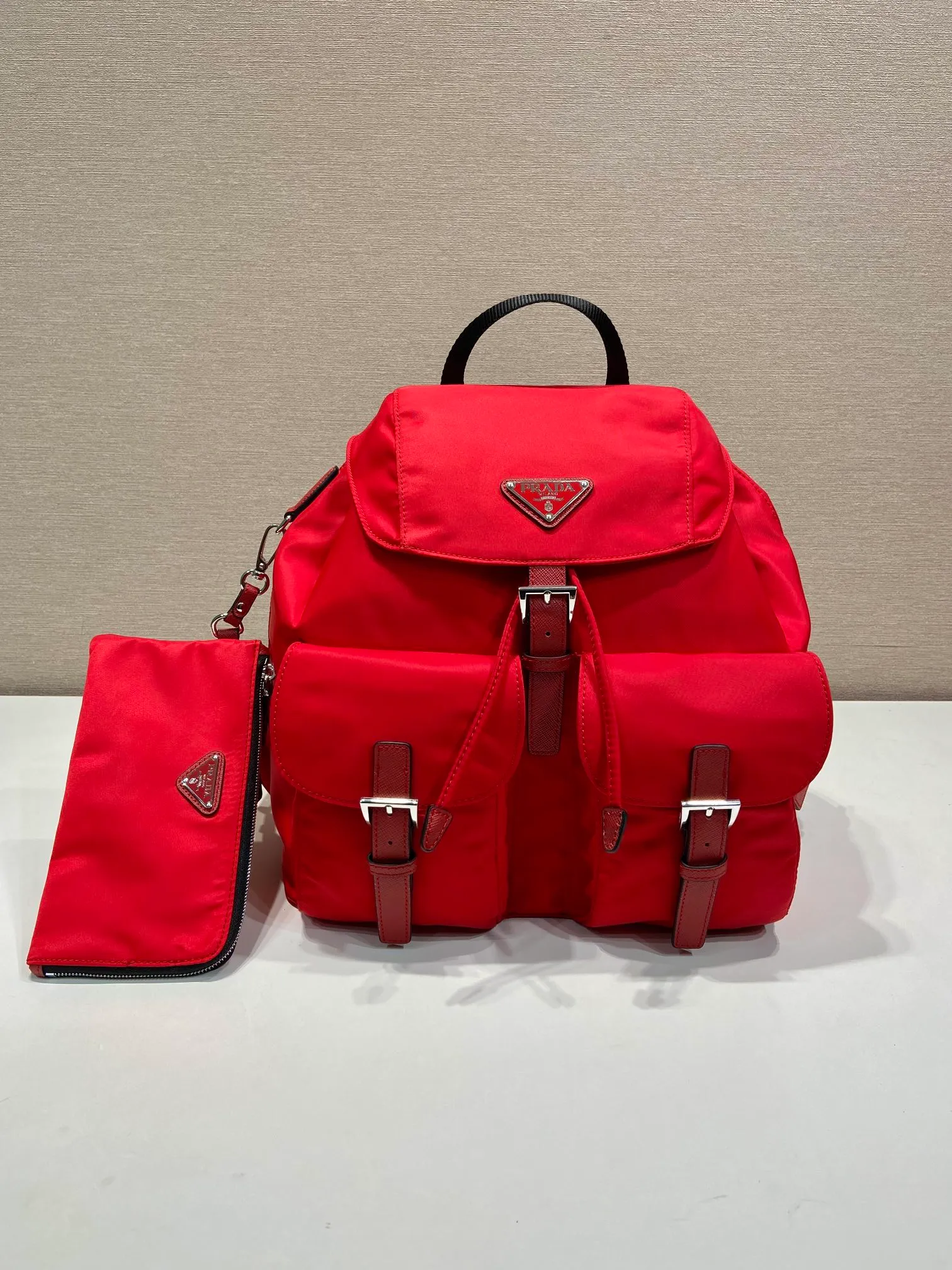 💰1120🎉New Backpack🎉1BZ811👍👍New Color🎉🎉This nylon backpack is trimmed with exquisite Saffiano leather, a blend of multiple materials, and decorated with a triangular logo, highlighting fashionable elegance. It also comes with a detachable small handbag😘😘Light and practical, the upper body effect is super stylish, and it can be matched at will😘😘Fully upgraded nylon fabric👍👍Length 30x Height 32x Bottom 15cm👏👏👏💰💰💰