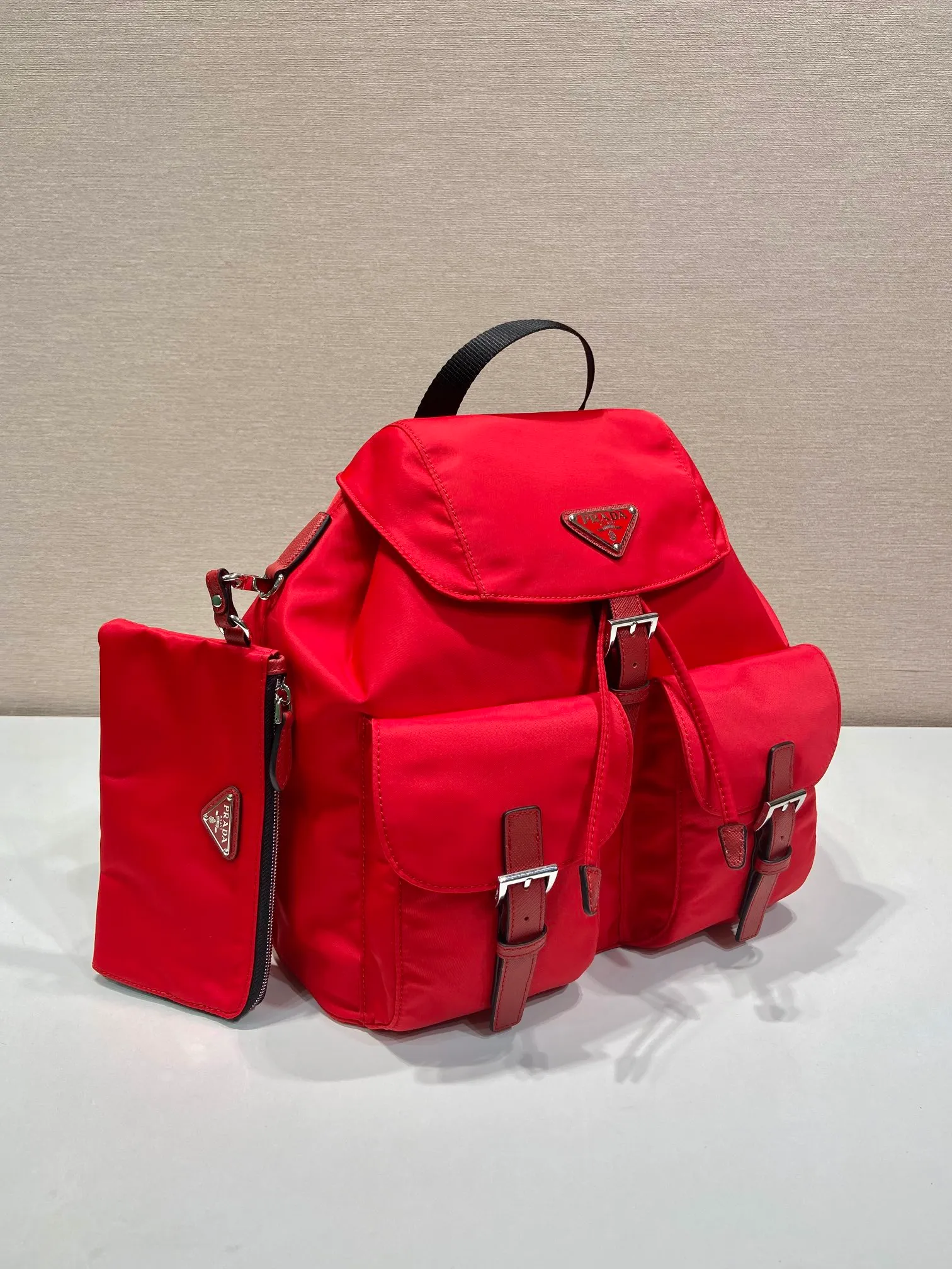 💰1120🎉New Backpack🎉1BZ811👍👍New Color🎉🎉This nylon backpack is trimmed with exquisite Saffiano leather, a blend of multiple materials, and decorated with a triangular logo, highlighting fashionable elegance. It also comes with a detachable small handbag😘😘Light and practical, the upper body effect is super stylish, and it can be matched at will😘😘Fully upgraded nylon fabric👍👍Length 30x Height 32x Bottom 15cm👏👏👏💰💰💰
