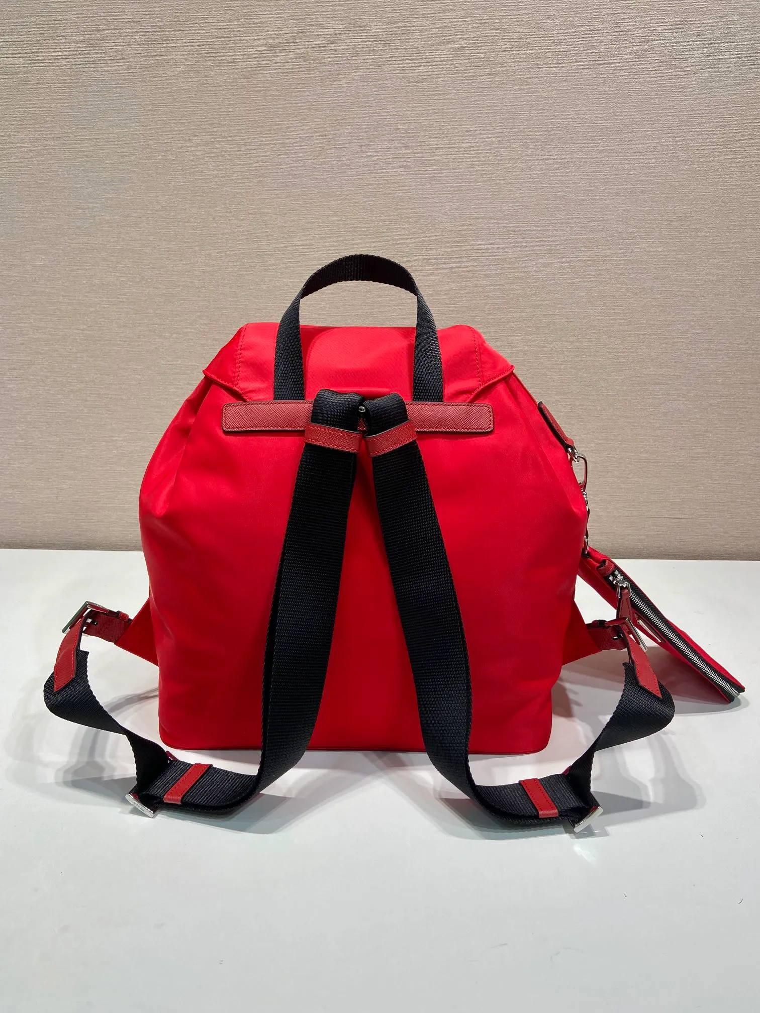 💰1120🎉New Backpack🎉1BZ811👍👍New Color🎉🎉This nylon backpack is trimmed with exquisite Saffiano leather, a blend of multiple materials, and decorated with a triangular logo, highlighting fashionable elegance. It also comes with a detachable small handbag😘😘Light and practical, the upper body effect is super stylish, and it can be matched at will😘😘Fully upgraded nylon fabric👍👍Length 30x Height 32x Bottom 15cm👏👏👏💰💰💰