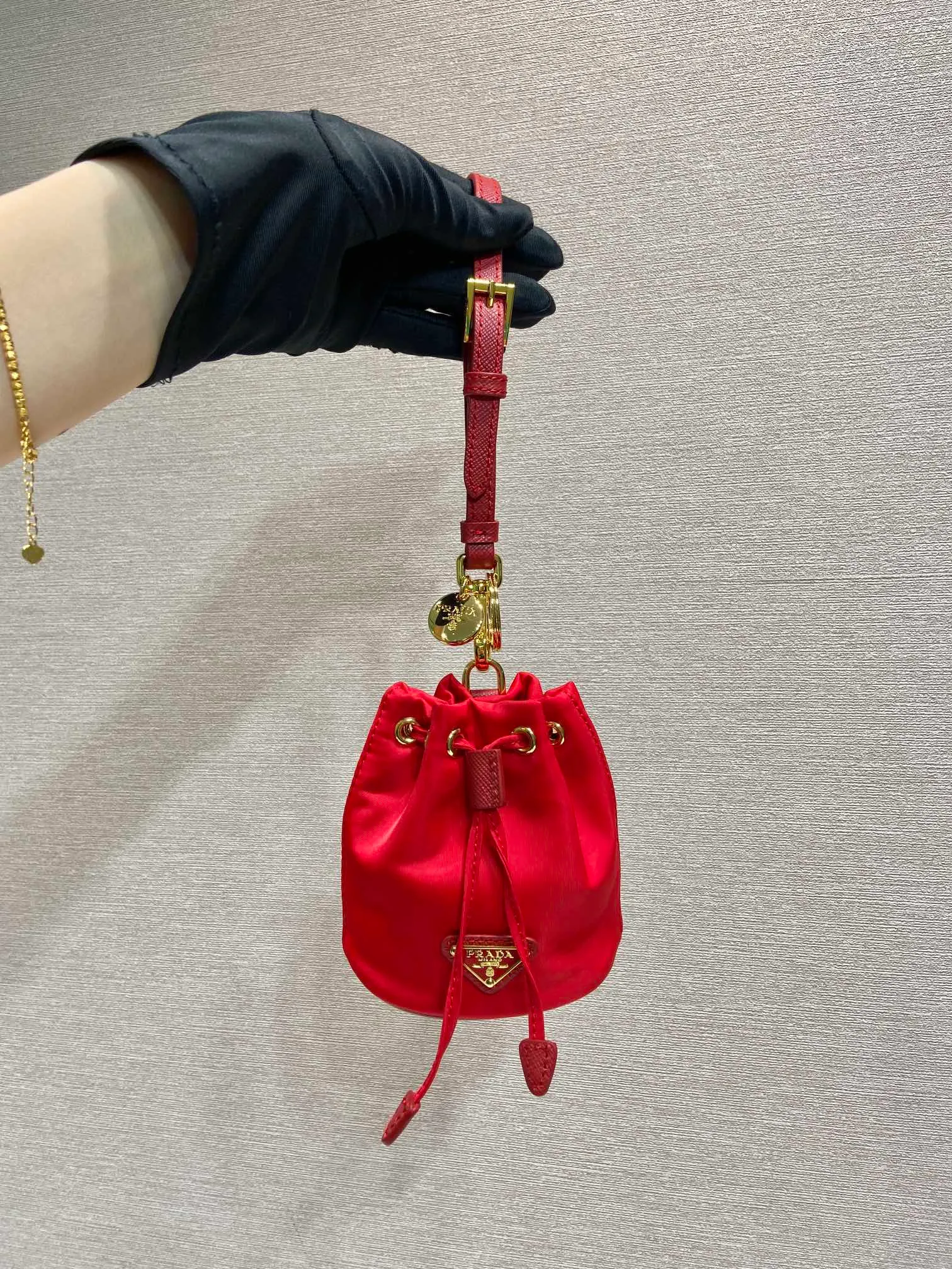 💰380🎉mini bucket bag🎉1TT202 new product🎉🎉 This bucket-shaped mini bag is made of Re-Nylon, with a drawstring design at the mouth, and exquisite details such as leather wristbands and gold-plated hardware. The capacity is large, and cards/car keys🔑/lipstick💄 are all no problem. The mini bucket bag you have been longing for has arrived👏👏 Length 8.5x Height 10.5cm🎉🎉🎉👏👏👏