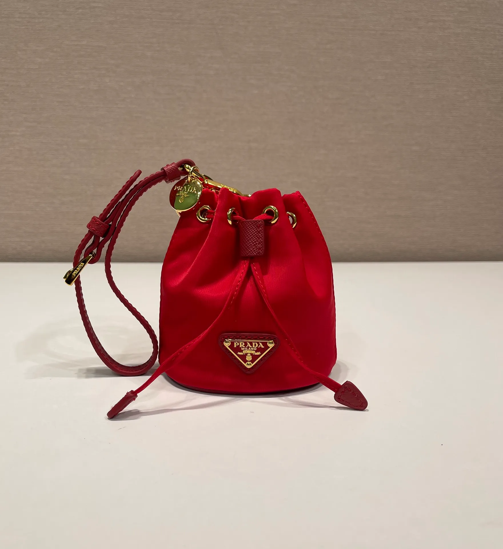💰380🎉mini bucket bag🎉1TT202 new product🎉🎉 This bucket-shaped mini bag is made of Re-Nylon, with a drawstring design at the mouth, and exquisite details such as leather wristbands and gold-plated hardware. The capacity is large, and cards/car keys🔑/lipstick💄 are all no problem. The mini bucket bag you have been longing for has arrived👏👏 Length 8.5x Height 10.5cm🎉🎉🎉👏👏👏