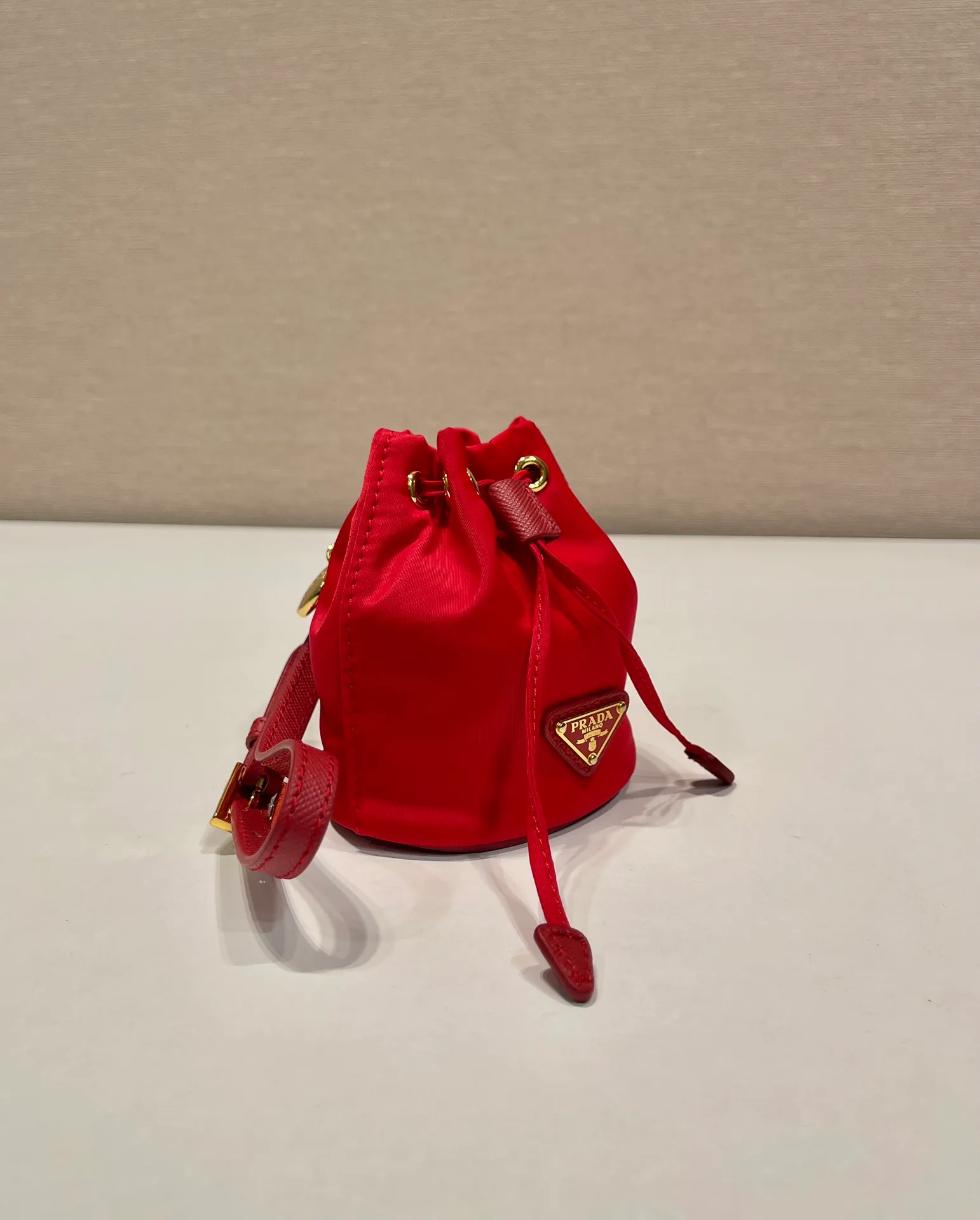 💰380🎉mini bucket bag🎉1TT202 new product🎉🎉 This bucket-shaped mini bag is made of Re-Nylon, with a drawstring design at the mouth, and exquisite details such as leather wristbands and gold-plated hardware. The capacity is large, and cards/car keys🔑/lipstick💄 are all no problem. The mini bucket bag you have been longing for has arrived👏👏 Length 8.5x Height 10.5cm🎉🎉🎉👏👏👏