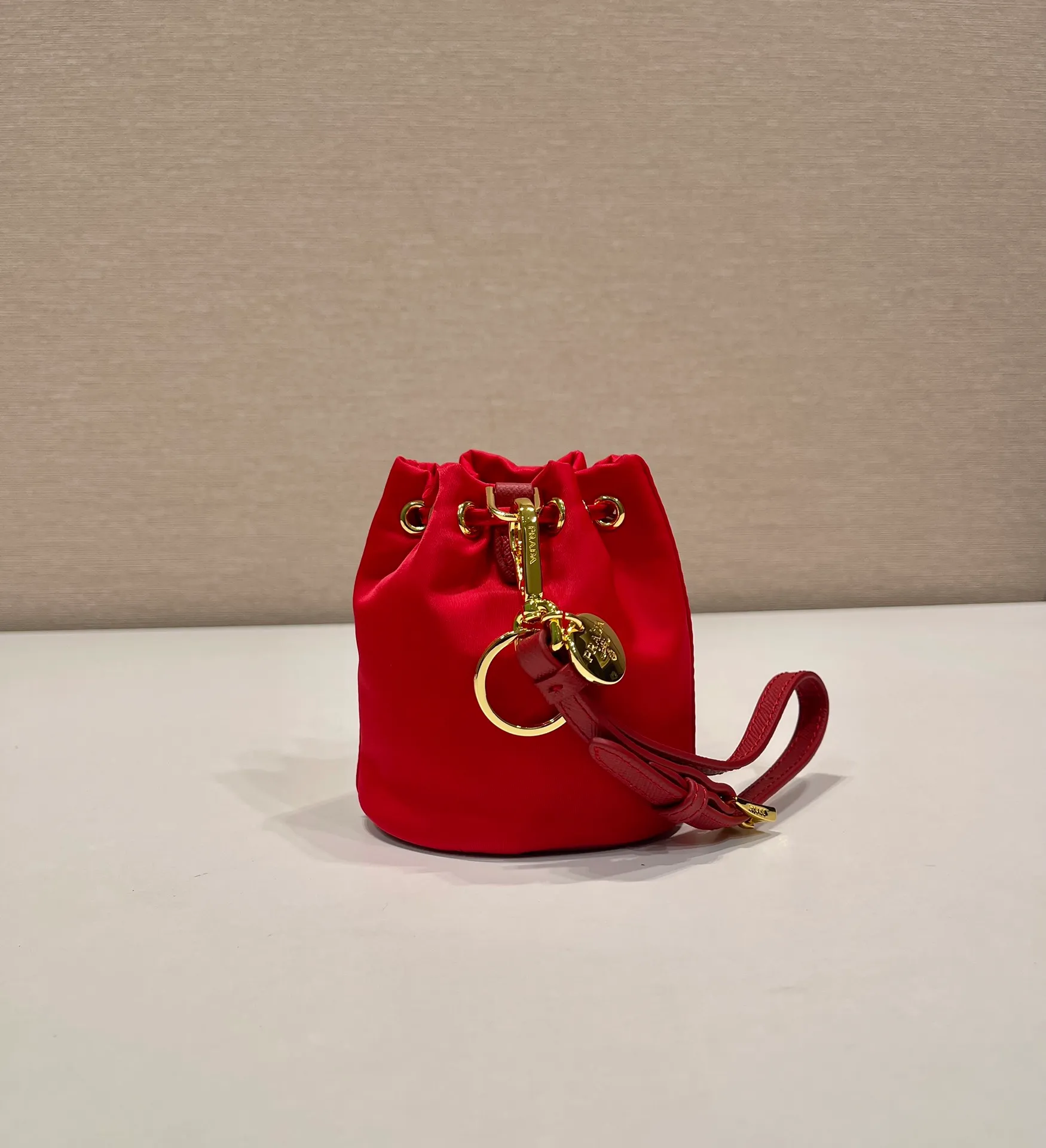💰380🎉mini bucket bag🎉1TT202 new product🎉🎉 This bucket-shaped mini bag is made of Re-Nylon, with a drawstring design at the mouth, and exquisite details such as leather wristbands and gold-plated hardware. The capacity is large, and cards/car keys🔑/lipstick💄 are all no problem. The mini bucket bag you have been longing for has arrived👏👏 Length 8.5x Height 10.5cm🎉🎉🎉👏👏👏