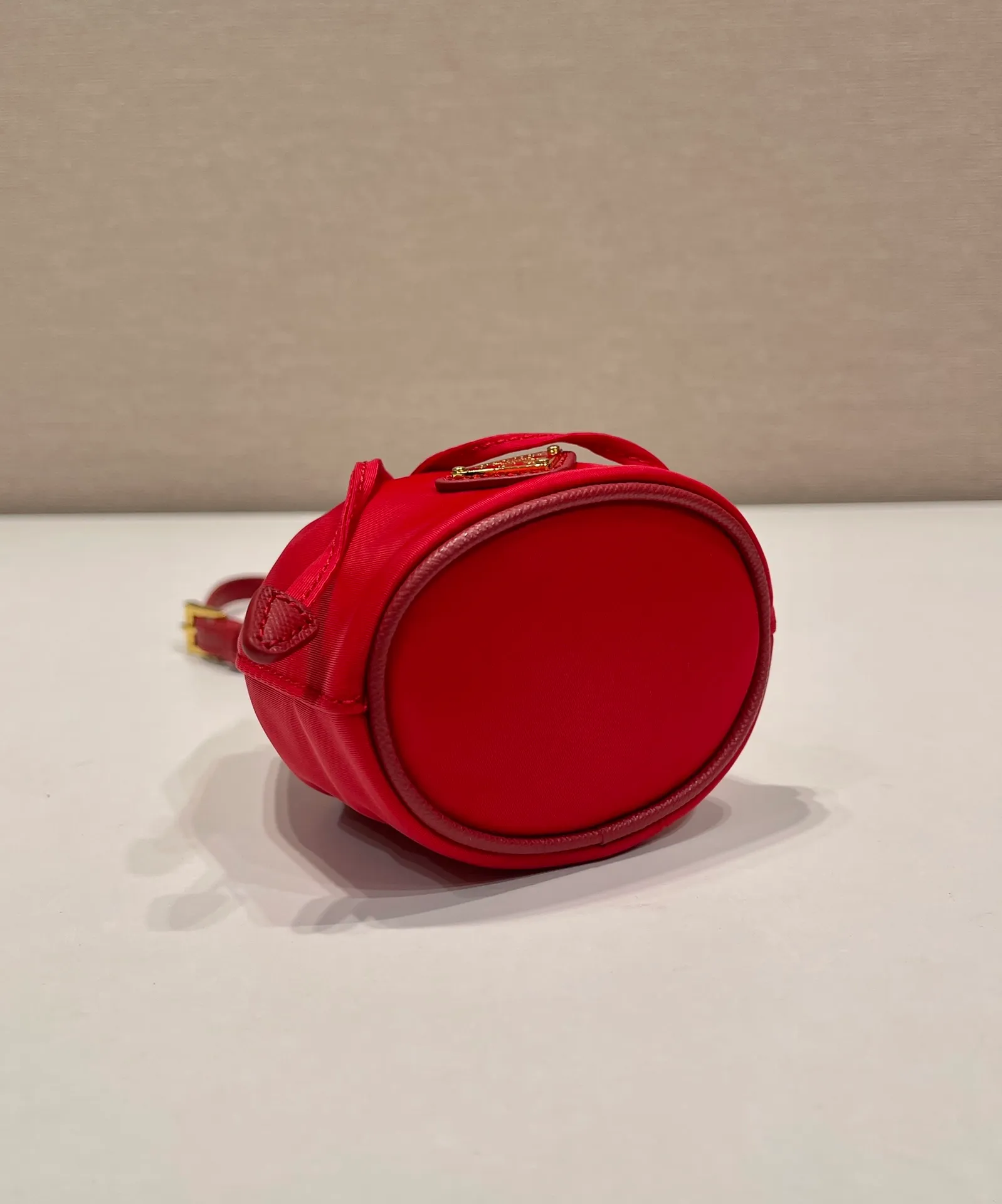 💰380🎉mini bucket bag🎉1TT202 new product🎉🎉 This bucket-shaped mini bag is made of Re-Nylon, with a drawstring design at the mouth, and exquisite details such as leather wristbands and gold-plated hardware. The capacity is large, and cards/car keys🔑/lipstick💄 are all no problem. The mini bucket bag you have been longing for has arrived👏👏 Length 8.5x Height 10.5cm🎉🎉🎉👏👏👏