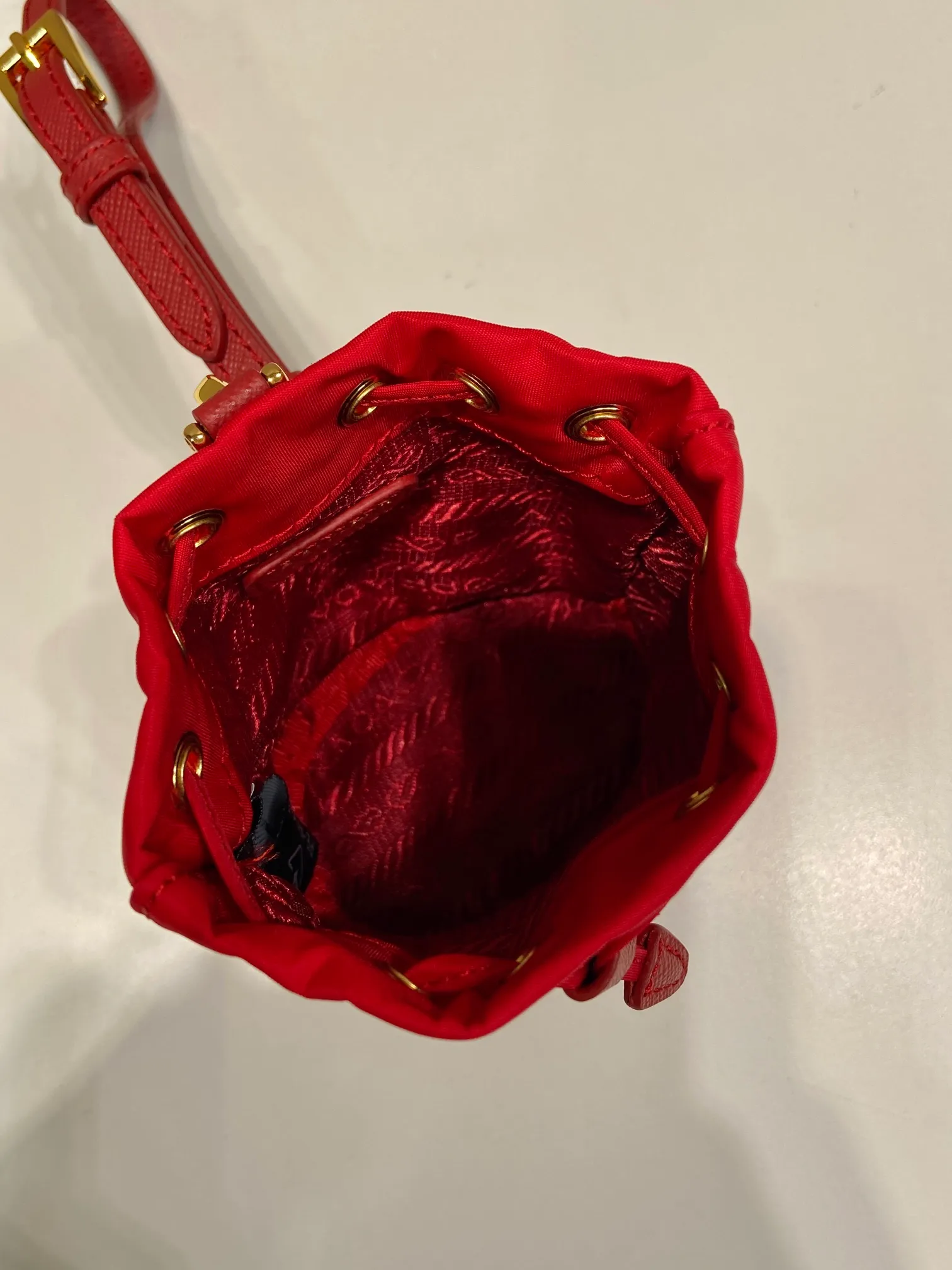 💰380🎉mini bucket bag🎉1TT202 new product🎉🎉 This bucket-shaped mini bag is made of Re-Nylon, with a drawstring design at the mouth, and exquisite details such as leather wristbands and gold-plated hardware. The capacity is large, and cards/car keys🔑/lipstick💄 are all no problem. The mini bucket bag you have been longing for has arrived👏👏 Length 8.5x Height 10.5cm🎉🎉🎉👏👏👏