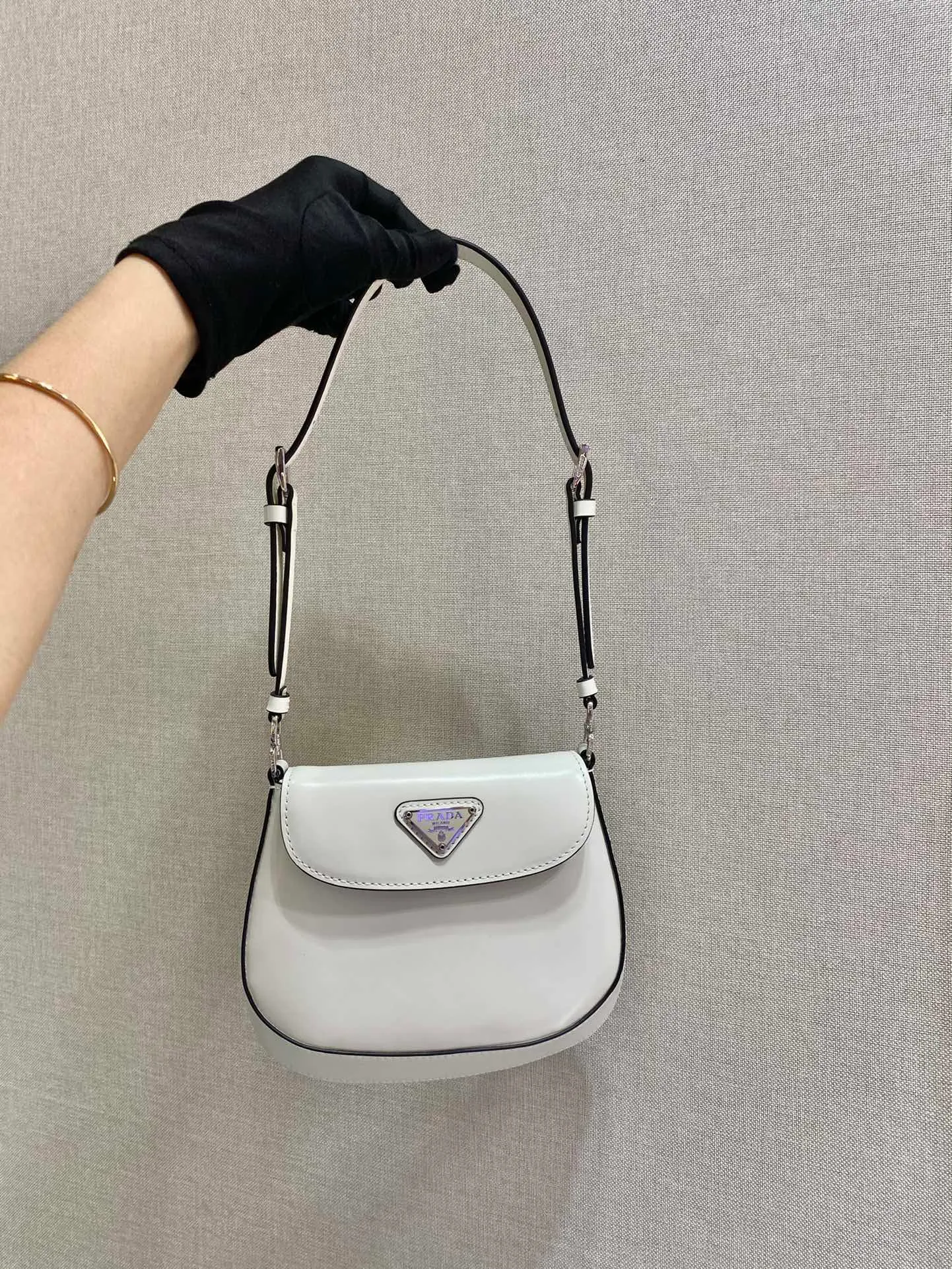 💰1120🎉mini🎉1BH188🎉🎉 Cleo series handbags reinterpret the brand’s iconic archive design and witness the fusion of classicism and futurism. This curved mini shoulder bag has simple and stylish lines, and the unique slanted bottom and sides give the bag a refined style. The handle is equipped with an extension strap, which can be carried by hand or worn cross-body. Lightweight and fashionable🎉🎉, get it now🎉🎉 Length 17x Height 14.5x Bottom 7cm