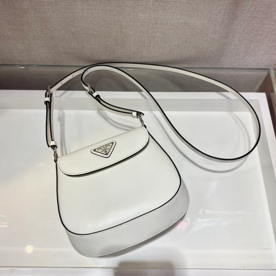 💰1120🎉mini🎉1BH188🎉🎉 Cleo series handbags reinterpret the brand’s iconic archive design and witness the fusion of classicism and futurism. This curved mini shoulder bag has simple and stylish lines, and the unique slanted bottom and sides give the bag a refined style. The handle is equipped with an extension strap, which can be carried by hand or worn cross-body. Lightweight and fashionable🎉🎉, get it now🎉🎉 Length 17x Height 14.5x Bottom 7cm