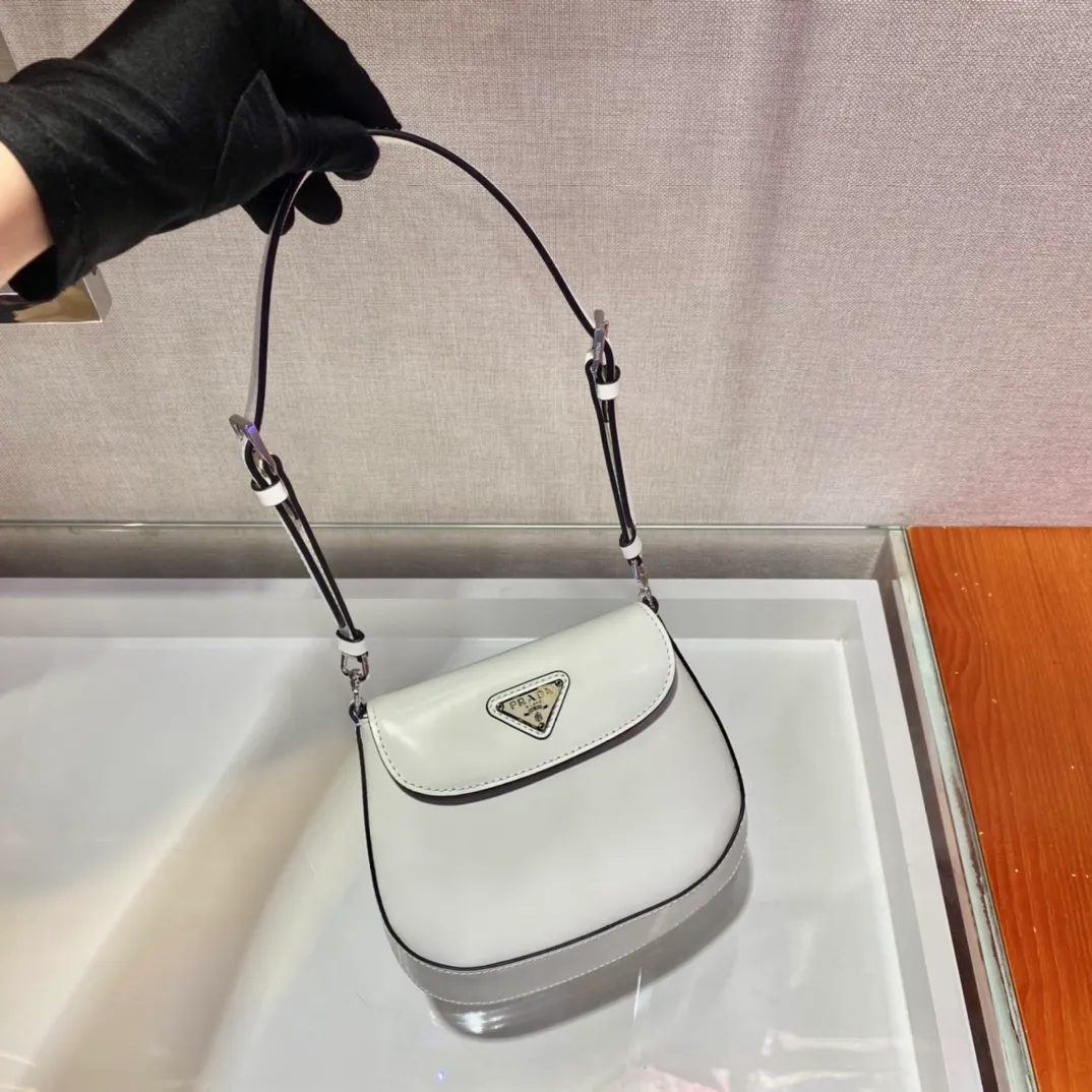 💰1120🎉mini🎉1BH188🎉🎉 Cleo series handbags reinterpret the brand’s iconic archive design and witness the fusion of classicism and futurism. This curved mini shoulder bag has simple and stylish lines, and the unique slanted bottom and sides give the bag a refined style. The handle is equipped with an extension strap, which can be carried by hand or worn cross-body. Lightweight and fashionable🎉🎉, get it now🎉🎉 Length 17x Height 14.5x Bottom 7cm