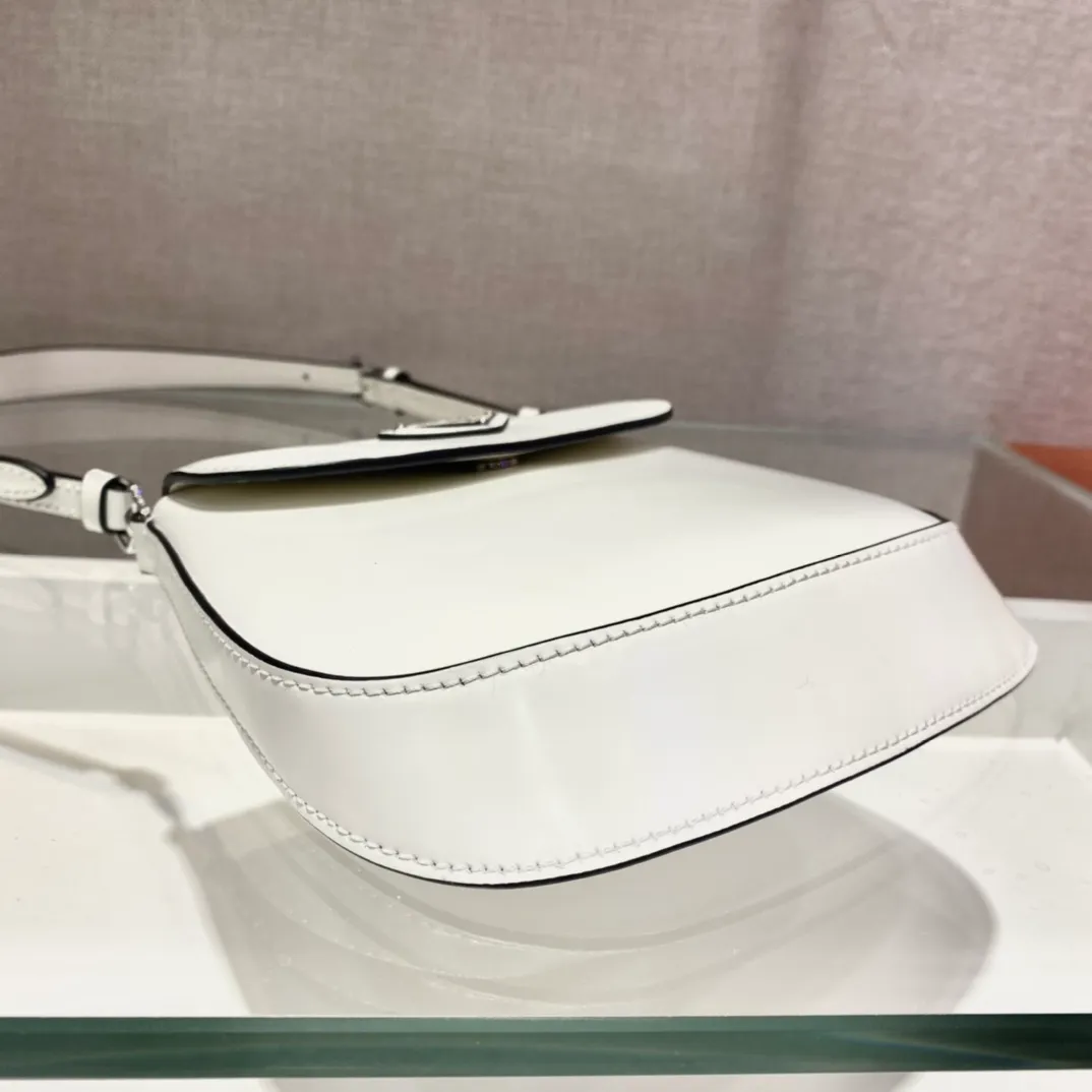 💰1120🎉mini🎉1BH188🎉🎉 Cleo series handbags reinterpret the brand’s iconic archive design and witness the fusion of classicism and futurism. This curved mini shoulder bag has simple and stylish lines, and the unique slanted bottom and sides give the bag a refined style. The handle is equipped with an extension strap, which can be carried by hand or worn cross-body. Lightweight and fashionable🎉🎉, get it now🎉🎉 Length 17x Height 14.5x Bottom 7cm