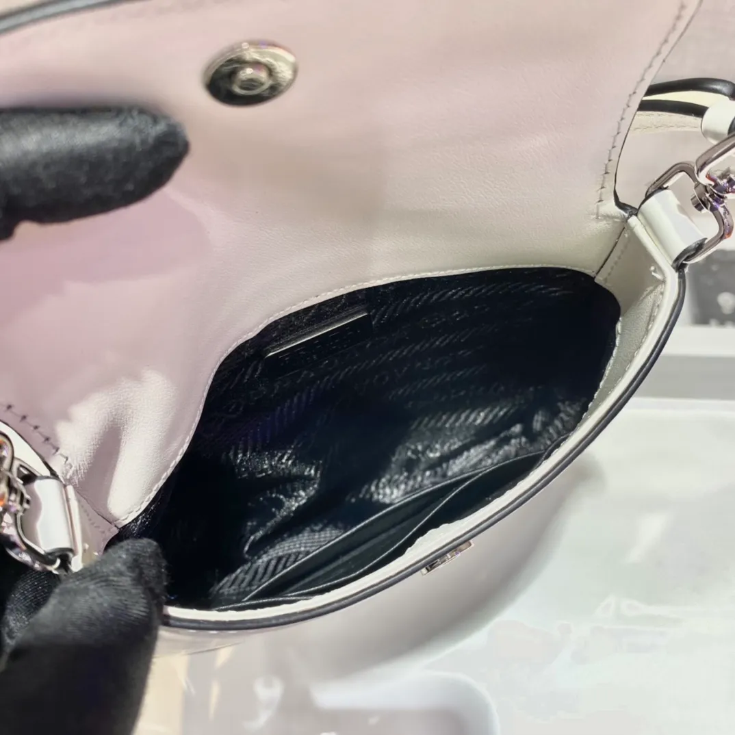 💰1120🎉mini🎉1BH188🎉🎉 Cleo series handbags reinterpret the brand’s iconic archive design and witness the fusion of classicism and futurism. This curved mini shoulder bag has simple and stylish lines, and the unique slanted bottom and sides give the bag a refined style. The handle is equipped with an extension strap, which can be carried by hand or worn cross-body. Lightweight and fashionable🎉🎉, get it now🎉🎉 Length 17x Height 14.5x Bottom 7cm