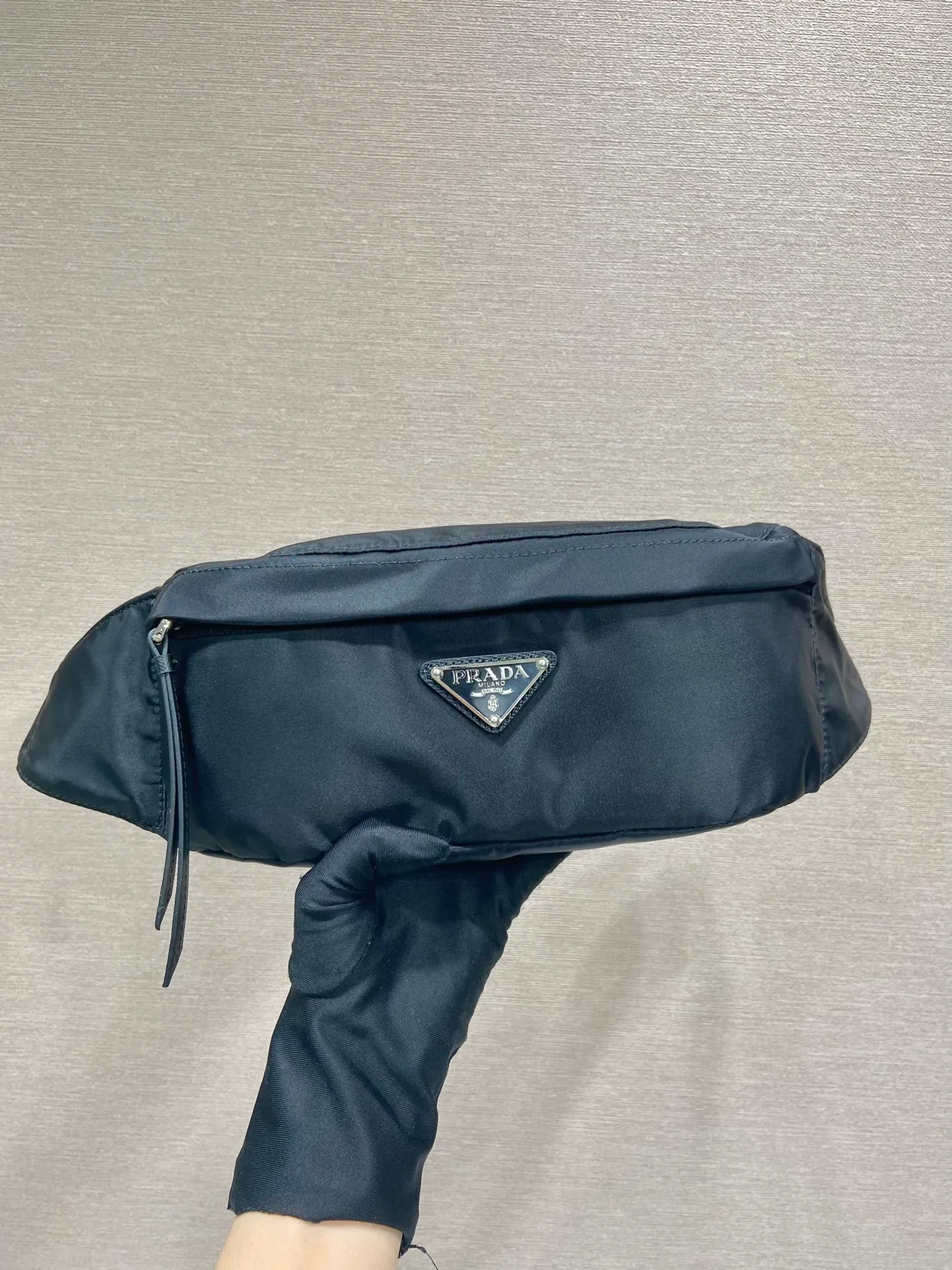 💰760👏New waist bag👏2VL034 waist bag This waist bag is made of imported nylon fabric and Saffiano leather, adjustable nylon belt and side buckles, top brushed hardware, zipper closure, enamel metal triangle logo, simple and elegant/fashionable. It can also be used as a waist bag and chest bag. The upper body effect is great👏👏👏 Length 26x height 12x bottom 7cm