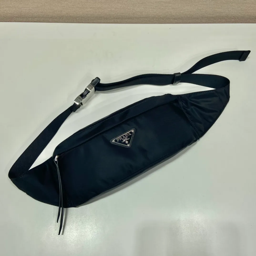 💰760👏New waist bag👏2VL034 waist bag This waist bag is made of imported nylon fabric and Saffiano leather, adjustable nylon belt and side buckles, top brushed hardware, zipper closure, enamel metal triangle logo, simple and elegant/fashionable. It can also be used as a waist bag and chest bag. The upper body effect is great👏👏👏 Length 26x height 12x bottom 7cm