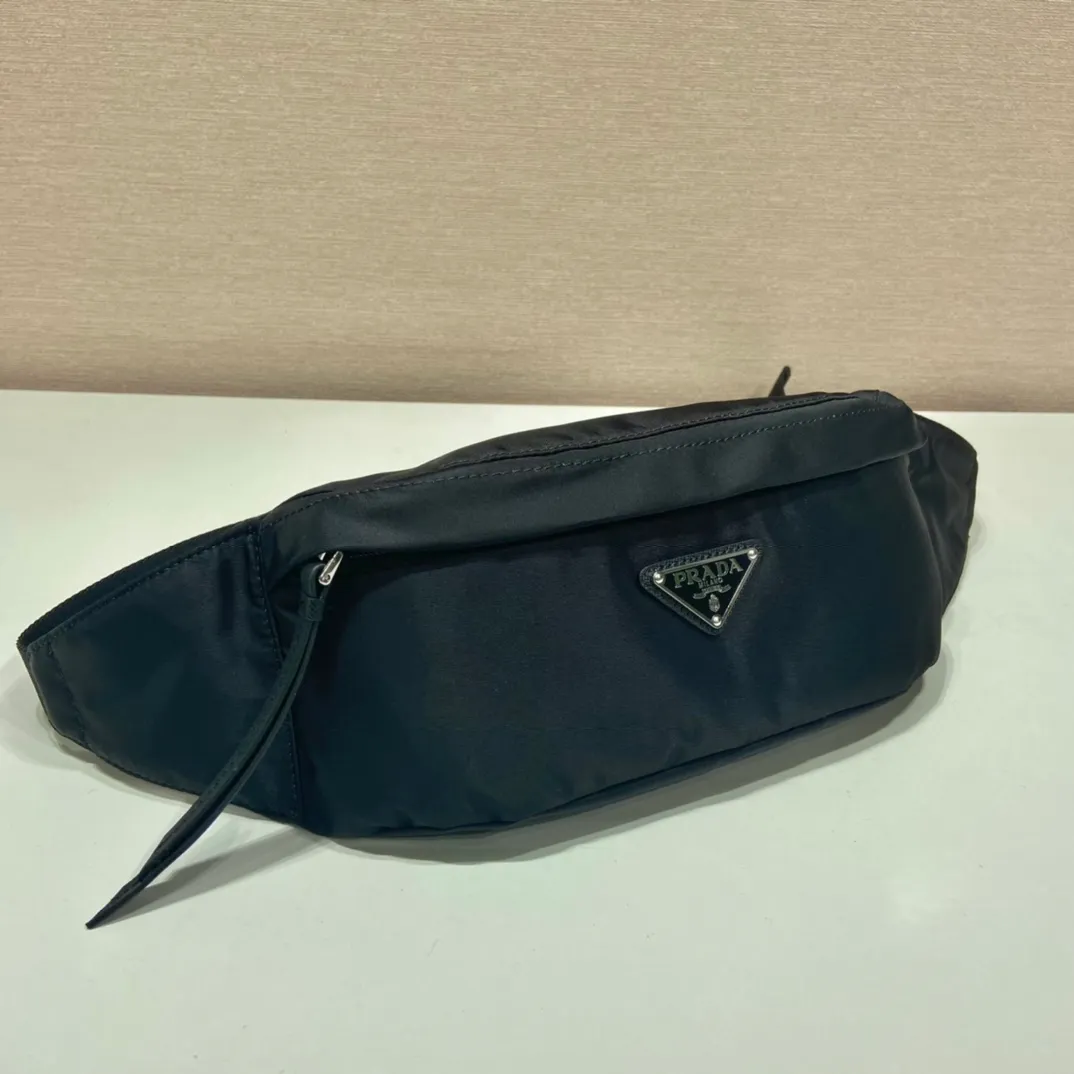 💰760👏New waist bag👏2VL034 waist bag This waist bag is made of imported nylon fabric and Saffiano leather, adjustable nylon belt and side buckles, top brushed hardware, zipper closure, enamel metal triangle logo, simple and elegant/fashionable. It can also be used as a waist bag and chest bag. The upper body effect is great👏👏👏 Length 26x height 12x bottom 7cm