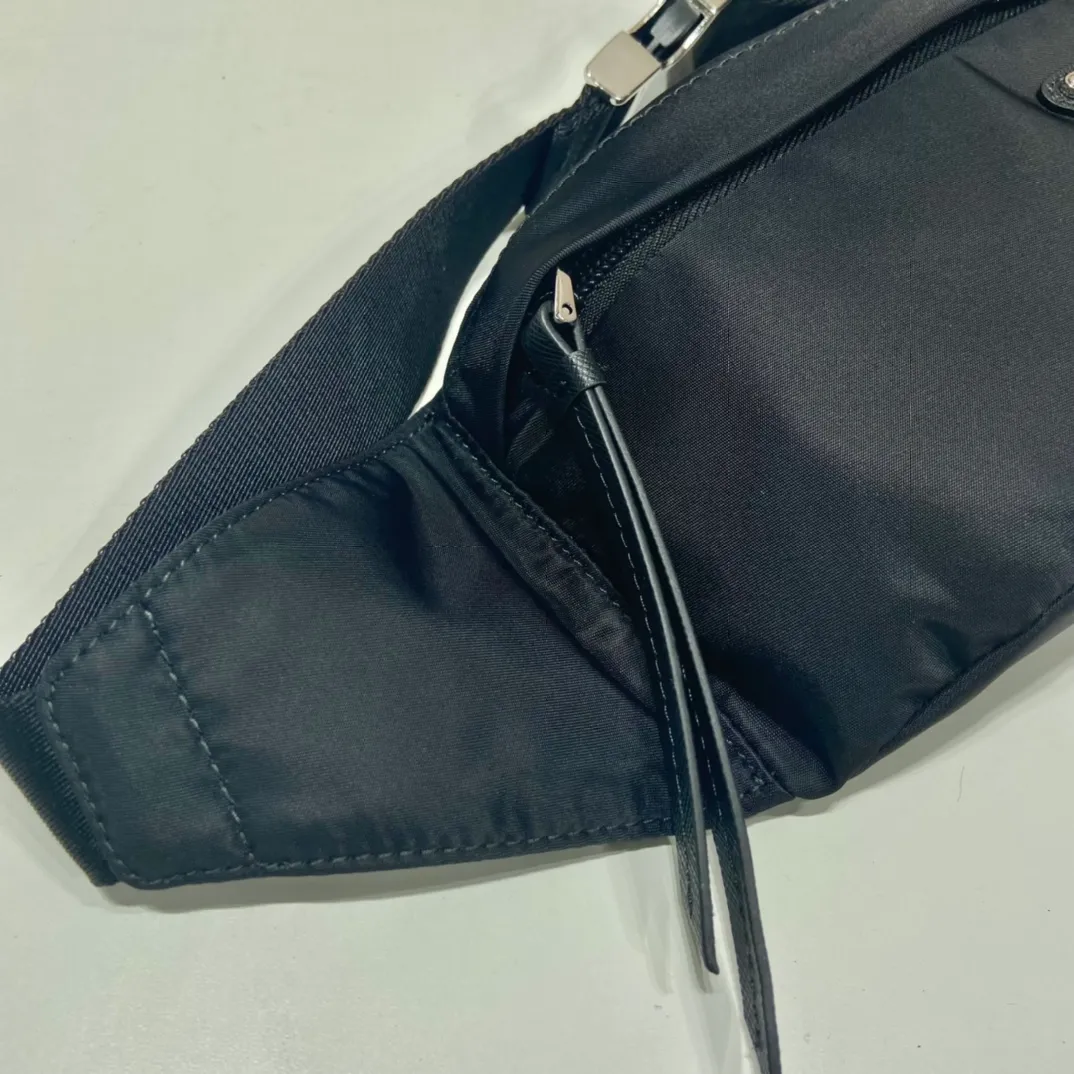 💰760👏New waist bag👏2VL034 waist bag This waist bag is made of imported nylon fabric and Saffiano leather, adjustable nylon belt and side buckles, top brushed hardware, zipper closure, enamel metal triangle logo, simple and elegant/fashionable. It can also be used as a waist bag and chest bag. The upper body effect is great👏👏👏 Length 26x height 12x bottom 7cm