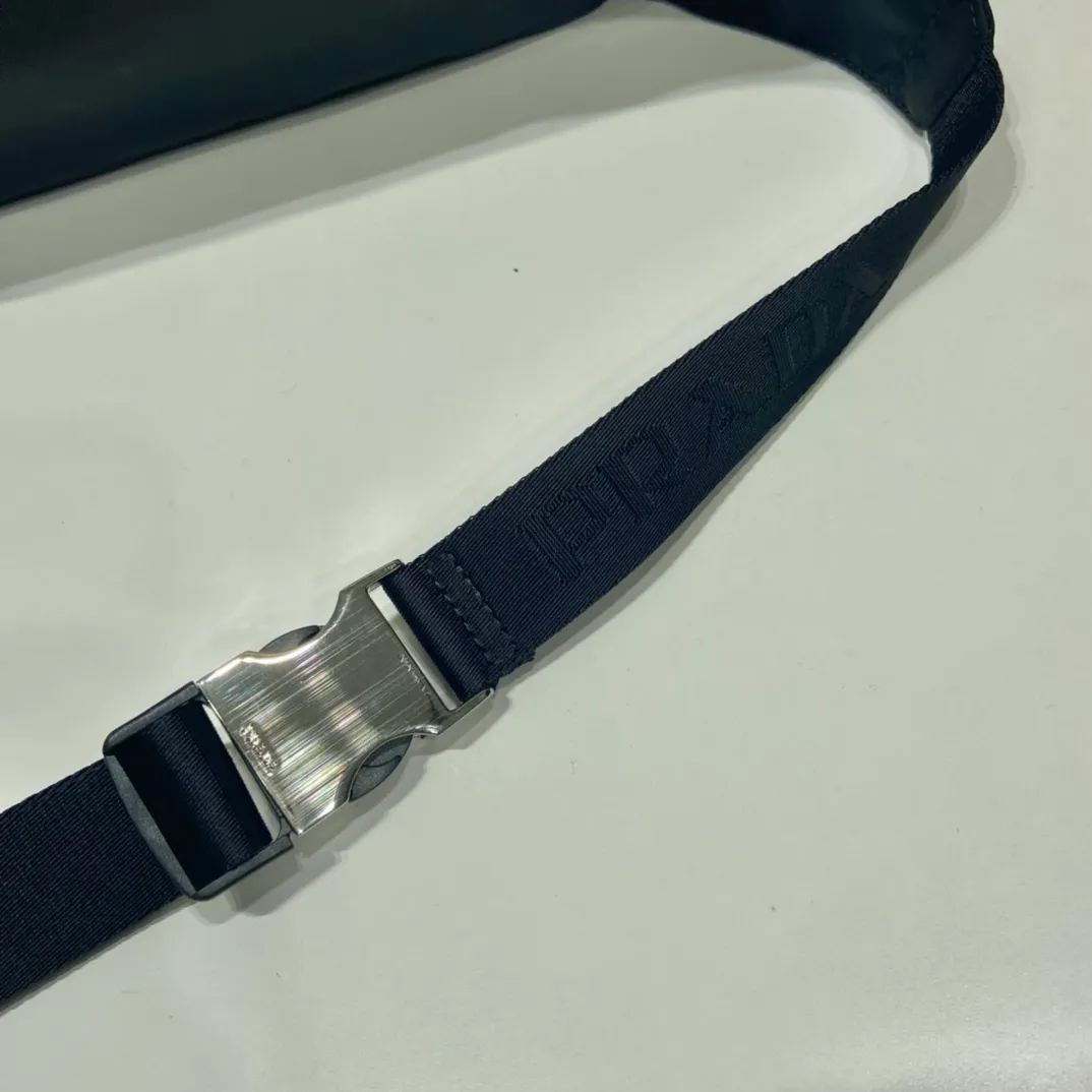 💰760👏New waist bag👏2VL034 waist bag This waist bag is made of imported nylon fabric and Saffiano leather, adjustable nylon belt and side buckles, top brushed hardware, zipper closure, enamel metal triangle logo, simple and elegant/fashionable. It can also be used as a waist bag and chest bag. The upper body effect is great👏👏👏 Length 26x height 12x bottom 7cm