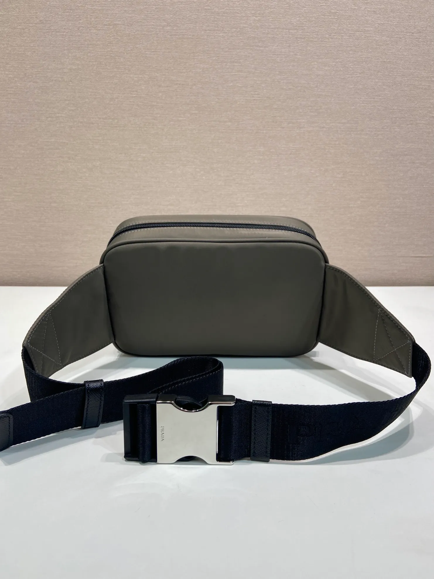💰760🎉Classic hot style🎉2VL977 forest green👍👍 This fanny pack is made of imported nylon material, adjustable nylon belt with buckle, zipper closure, polished steel hardware, internal logo plate, external enamel triangle logo, can be used as a fanny pack and chest bag, suitable for both men and women😘😘Another popular style that will never go out of style👍👍Length 21xH12.5xBottom 4.5cm👍👍👍💰💰💰