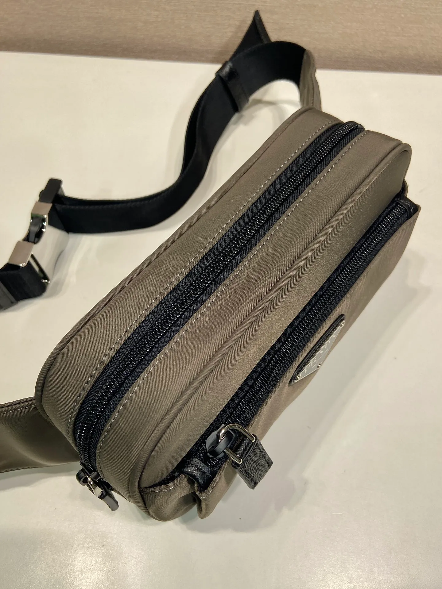 💰760🎉Classic hot style🎉2VL977 forest green👍👍 This fanny pack is made of imported nylon material, adjustable nylon belt with buckle, zipper closure, polished steel hardware, internal logo plate, external enamel triangle logo, can be used as a fanny pack and chest bag, suitable for both men and women😘😘Another popular style that will never go out of style👍👍Length 21xH12.5xBottom 4.5cm👍👍👍💰💰💰