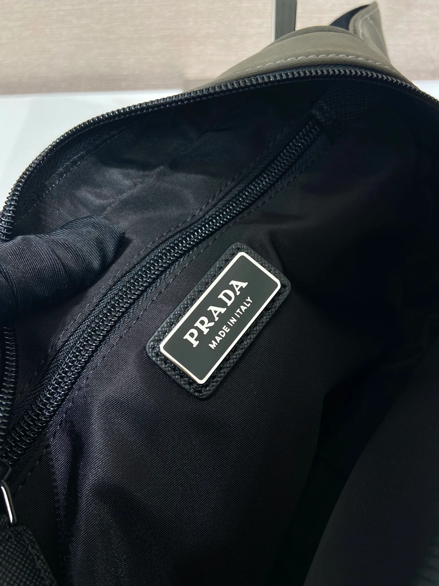 💰760🎉Classic hot style🎉2VL977 forest green👍👍 This fanny pack is made of imported nylon material, adjustable nylon belt with buckle, zipper closure, polished steel hardware, internal logo plate, external enamel triangle logo, can be used as a fanny pack and chest bag, suitable for both men and women😘😘Another popular style that will never go out of style👍👍Length 21xH12.5xBottom 4.5cm👍👍👍💰💰💰